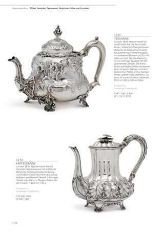 | 136
Decorative Arts | Möbel, Pendulen, Tapisserien, Skulpturen, Silber und Porzellan
1234
KAFFEEKANNE
London 1830. Meistermarke Robert
Hennell II. Balusterkanne mit profilierter
Wandung, Schlangenhautpunzierung
und floralem Dekor. Blumenknauf auf ge-
wölbtem, profiliertem Deckel. S-förmiger
Henkel, ebenfalls mit floralem Dekor. Auf
vier Füssen. H 20,5 cm. 745 g.
Provenienz:
Schweizer Privatbesitz.
CHF 600 / 800
(€ 560 / 740)
1233
TEEKANNE
London 1846. Meistermarke Ed-
ward Farrell. Auf vier fein model-
lierten, stilisierten Zwergenfüssen
stehend, ist diese komprimierte
balusterförmige Teekanne üppig
mit ziselierten Blumen und Schrift-
rollen verziert. Die Verarbeitung
ist von höchster Qualität mit fein
gearbeiteten Details. Die Kartu-
schen auf beiden Seiten der Kanne
sind mit einem Wappen und dem
lateinischen Motto „Virtus Semper
Viridis“ graviert, was übersetzt „Tu-
gend ist immer blühend“ bedeutet.
H 19 cm. 865 g. 925er-Silber.
Provenienz:
Schweizer Privatbesitz.
CHF 1 200 / 1 800
(€ 1 110 / 1 670)
 