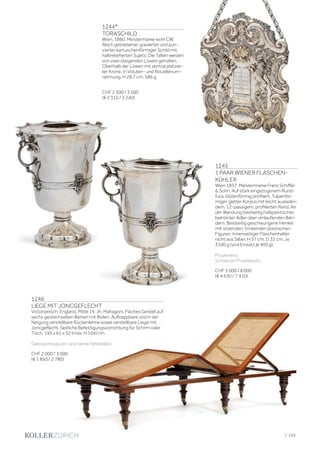| 143
1244*
TORASCHILD
Wien, 1860. Meistermarke wohl CW.
Reich getriebener, gravierter und pun-
zierter kartuschenförmiger Schild mit
halbreliefierten Sujets: Die Tafeln werden
von zwei steigenden Löwen gehalten.
Oberhalb der Löwen mit zentral platzier-
ter Krone. In Voluten- und Rocaillenum-
rahmung. H 28,7 cm. 586 g.
CHF 2 500 / 3 500
(€ 2 310 / 3 240)
1246
LIEGE MIT JONCGEFLECHT
Victorianisch, England, Mitte 19. Jh. Mahagoni. Flaches Gestell auf
sechs gedrechselten Beinen mit Rollen. Aufklappbare und in der
Neigung verstellbare Rückenlehne sowie verstellbare Liege mit
Joncgeflecht. Seitliche Befestigungsvorrichtung für Schirm oder
Tisch. 195 x 61 x 32 (max. H 104) cm.
Gebrauchsspuren und kleine Fehlstellen.
CHF 2 000 / 3 000
(€ 1 850 / 2 780)
1245
1 PAAR WIENER FLASCHEN-
KÜHLER
Wien 1857. Meistermarke Franz Schiffer
 Sohn. Auf stark eingezogenem Rund-
fuss, blütenförmig profiliert. Tulpenför-
miger, glatter Korpus mit leicht ausladen-
dem, 12-passigem, profilierten Rand. An
der Wandung beidseitig halbplastischer,
bekrönter Adler über umlaufenden Bän-
dern. Beidseitig geschwungene Henkel
mit sitzenden, trinkenden plastischen
Figuren. Innenseitiger Flaschenhalter
nicht aus Silber. H 37 cm. D 32 cm. Je
3100 g (und Einsatz je 400 g).
Provenienz:
Schweizer Privatbesitz.
CHF 5 000 / 8 000
(€ 4 630 / 7 410)
 