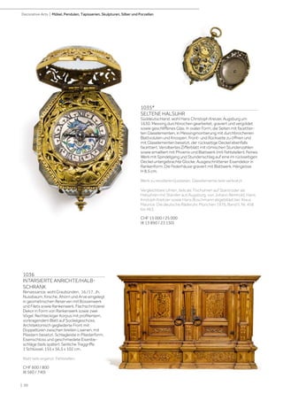 | 20
Decorative Arts | Möbel, Pendulen, Tapisserien, Skulpturen, Silber und Porzellan
1036
INTARSIERTE ANRICHTE/HALB-
SCHRANK
Renaissance, wohl Graubünden, 16./17. Jh.
Nussbaum, Kirsche, Ahorn und Arve eingelegt
in geometrischen Reserven mit Bossenwerk
und Filets sowie Rankenwerk. Flachschnitzerei
Dekor in Form von Rankenwerk sowie zwei
Vögel. Rechteckiger Korpus mit profiliertem,
vorkragendem Blatt auf Sockelgeschoss.
Architektonisch gegliederte Front mit
Doppeltüren zwischen breiten Lisenen, mit
Pilastern besetzt. Schlagleiste in Pilasterform.
Eisenschloss und geschmiedete Eisenbe-
schläge (teils später). Seitliche Traggriffe.
1 Schlüssel. 155 x 56,5 x 102 cm.
Blatt teils ergänzt. Fehlstellen.
CHF 600 / 800
(€ 560 / 740)
1035*
SELTENE HALSUHR
Süddeutschland, wohl Hans Christoph Kreizer, Augsburg um
1630. Messing durchbrochen gearbeitet, graviert und vergoldet
sowie geschliffenes Glas. In ovaler Form, die Seiten mit facettier-
ten Glaselementen, in Messingmontierung mit durchbrochenen
Blattvoluten und Knospen. Front- und Rückseite zu öffnen und
mit Glaselementen besetzt, der rückseitige Deckel ebenfalls
facettiert. Versilbertes Zifferblatt mit römischen Stundenzahlen
sowie emailliert mit Phoenix und Blattwerk (mit Fehlstellen). Feines
Werk mit Spindelgang und Stundenschlag auf eine im rückseitigen
Deckel untergebrachte Glocke. Ausgeschnittener Eisendekor in
Rankenform. Die Federhäuse graviert mit Blattwerk. Hängeöse.
H 8,5 cm.
Werk zu revidieren/justieren. Glaselemente teils verkratzt.
Vergleichbare Uhren, teils als Tischuhren auf Stand oder als
Halsuhren mit Ständer aus Augsburg, von Johann Reinhold, Hans
Kristoph Kreitzer sowie Hans Buschmann abgebildet bei: Klaus
Maurice: Die deutsche Räderuhr, München 1976, Band II, Nr. 458
bis 463.
CHF 15 000 / 25 000
(€ 13 890 / 23 150)
 