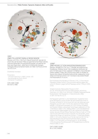 | 62
Decorative Arts | Möbel, Pendulen, Tapisserien, Skulpturen, Silber und Porzellan
1097
ZWEI TELLER MIT FAMILLE ROSE DEKOR
Meissen, um 1735-1740. Form „Neuer Ausschnitt“, bemalt mit
einem Ast, der bei einem Teller aus geometrischen Felsen wächst,
zwischen blühenden Chrysanthemenstauden, auf welchen ein
bzw. zwei Vögel sitzen. Jeder Rand mit blühenden Zweigen.
Unterglasurblaue Schwertermarken, ein Teller mit Pressnummer
16. D 21,5 cm.
Emailfarben berieben.
Provenienz:
- Christie‘s Genf, 16.11.1992, Lot162, 165.
- Kunsthandel Ars Domi, Zürich.
- Schweizer Privatbesitz.
CHF 2 500 / 3 000
(€ 2 310 / 2 780)
1098*
ZWEI MODELLE VON AMAZONASPAPAGEIEN
Meissen, Modelle um 1741 von J. J. Kändler. Als Gegenstücke,
Modelle der „Mittleren Sorte”. Die modellierten Astsockel, der
eine mit Höhungen in Grün, appliziert mit Blättern. In leuchtenden
Farben staffiert, in Blau, Rot und Grün bzw. Gelb. Ein Modell mit
Spuren einer blauen Schwertermarke auf der unglasierten Unter-
seite (und Inventarnummer 127 in Schwarz), das andere Modell
mit Pressmarke 57. H 14 cm.
Die Arbeitsberichte Kändlers im Oktober 1741:„7. Einen Neuen
Pappagoy mittlere Sorte in Thon poussiret welcher gegen den
schon im Waaren Laager befindl. Pappagoy siehet.” (Pietsch 2002,
S. 83).
Vergleichsstücke: Metropolitan Museum of Art
(Inv. Nr. 1974.356.376); M. Kunze-Köllensperger, Sammlung
Guttmann, VII, 1999, S. 85, Nr.95,96; M. Röbbig, Farbensprühende
Kostbarkeiten. Die Papageien, in: Kabinettstücke, 2006,
S. 109-143, Kat. Nr. 15, 17.
Die Papageien gehörten zu den beliebtesten Vogelarten fürst-
licher Menagerien und es wurden die verschiedensten Arten in
Porzellan verwirklicht. Schon kurze Zeit nach den lebensgrossen
Papageien aus dem Jahr 1733 für das Japanische Palais, hatte
Kändler 1735 kleinere Exemplare von 12cm Grösse modelliert,
die Modelle mittlerer und grosser Sorte folgen spätestens im Mai
1740 (Pietsch 2002, S.70 u. Röbbig 2006, S. 123). Die Beliebtheit
der exotischen Vögel spiegelt sich in den zahlreichen Aufträgen
wieder, darunter für den Pariser Marchand-Mercier Huët um 1740,
oder für die Gräfin Moschinska in Dresden, für die Kändler „einen
indianischen Vogel von ziemlicher Grösse (...)” anfertigte (Röbbig
2006, S. 131) und schliesslich auch für den sächsischen Hof als
Spezialauftrag für die sächsische Kurfürstin Maria Josepha
(1699-1757), Gemahlin von König August III., für die Kändler
1745 eine grosse Porzellangruppe mit Papageienpaar ausführte
(Pietsch 2002, S. 107).
CHF 12 000 / 16 000
(€ 11 110 / 14 810)
 