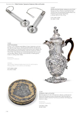 | 82
Decorative Arts | Möbel, Pendulen, Tapisserien, Skulpturen, Silber und Porzellan
1132*
PAAR ASSORTIERE HANDLEUCHTER
Barcelona. 18. Jh. Meistermarke Ramón Altet
und Pau Sala. Mit passig geschweifter Basis und
Profilrand sowie langer Handhabe.
L 30 bzw. 30,5 cm. Zus. 379 g.
CHF 2 000 / 4 000
(€ 1 850 / 3 700)
1133
KAFFEEKANNE
London, 1747. Meistermarke William Cripps. Gegossen und zise-
liert. Birnförmiger Korpus, allseitig lebhaft reliefiert. Die Wandung
zeigt Poseidon mit Dreizack sowie Amphitrite auf dem Delphin, als
auch die Darstellung eines Pferdes, sowie der Leitspruch „VIRTU-
TE ET FIDE“. Den Deckel ziert eine Knabengestalt. Der Fuss wird
von Rocaillen, Blüten, Voluten und Echsentier im Relief geziert.
H 30 cm. 1040 g. 925er-Silber.
Provenienz:
Schweizer Privatbesitz.
Literatur:
Alain Gruber: Gebrauchssilber des 16. bis 19. Jahrhunderts,
Fribourg 1982, S. 114-116, Nr. 131 (mit Abb.).
CHF 4 000 / 6 000
(€ 3 700 / 5 560)
1134
VERMEIL NIELLO DOSE
Wohl Russland, 2. H. 18. Jh. Runde Form. Boden und Deckel mit
figürlicher Darstellung sowie umlaufendem, geschwungenem
Zierband in Niello zwischen Fischhaut punziertem Vermeilgrund.
D 8,9 cm. 130 g.
Provenienz:
Schweizer Privatbesitz.
CHF 600 / 1 000
(€ 560 / 930)
 