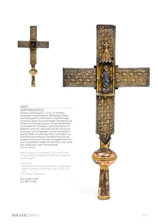 | 3
1003*
VORTRAGEKREUZ
Gotisch, wohl Burgund, 1. H. 15. Jh. Holzkern,
beschlagen mit getriebenen Silberplatten, Dekor
von Pinienzapfen und Rosetten in rautenförmiger
Einteilung. Spuren einer ehemaligen Vergoldung. Die
Platten vom Perlstab gesäumt. An der Vorderseite
mit emailliertem Gottvater in gotischer Nische mit
Baldachin zwischen zwei Fialen auf der Vierung von
Kreuzquer- und Längsbalken, auf der Rückseite an
gleicher Stelle ein leeres Rechteck, ursprünglich zur
Aufnahme einer Reliquie (Türe fehlt). Montiert auf
späterem konischen Rohrstiel mit abgeflachtem No-
dus in vergoldetem Kupfer. Punziert PVE unter Krone
bzw. Datierungs- oder Ortsstempel B.
22 × 2 × 44 cm.
Bestossungen und Fehlstellen. Türe sowie Einfas-
sung des Reliquienbehälters fehlen bzw. unvollstän-
dig. Arrangiert.
Provenienz:
- Ehemals Sammlung Leopold Kolisch, Amsterdam.
Auktion Sotheby‘s Amsterdam, 20.12.2001. Lot
156.
- Privatbesitz Österreich
CHF 3 000 / 4 000
(€ 2 780 / 3 700)
 
