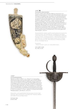 | 202
Decorative Arts | Antike Waffen
1445* ♣
PULVERFLÄSCHCHEN
Russisch, datiert 1693. Elfenbein (Walross), beschnitzt und
graviert. Ausgussbereich in Form eines Monsterkopfs, Verschluss-
schraube mit kugelförmiger Handhabe. Schmale Kantenflächen
mit ornamentalem Pflanzendekor, auf der oberen Kantenfläche
ein plastisch geschnitzter, liegender Löwe. Vorderseite mit runden
Medaillons, geschnitzter Dekor: 1. Adam und Eva im Paradies,
Baum mit Schlange. 2. Auf einem Felsen sitzender Adler mit
ausgebreiteten Flügeln. Auf der Rückseite gravierte Medaillons: 1.
Reitender Jäger mit Falke und Jahrzahl 1693, 2. Einhorn, russisch
beschriftet. Drei Bänder mit russischer Beschriftung. Ganze
Oberfläche mit graviertem Blatt-, Blumen- und Rankendekor.
Auf dem Pulverhornboden geschnitzte Blätterrosette, Öffnung
für Schraubverschluss, Schraubenkopf in Form eines gekrönten
Männerkopfs. L 18,5 cm.
Ausserordentlich seltene, wohl für eine Kunstkammer bestimmte
russische Arbeit. Vgl. Rudolf Berliner: Die Bildwerke des bayeri-
schen Nationalmuseums, IV. Abteilung, Die Bildwerke in Elfenbein,
Knochen, Hirsch- und Steinbockhorn…, 1926, Nr. 678, Pulverhorn.
Irina Ukhanova: The State Hermitage Museum, North-Russian
Bone-Carving Ivory 17th-19th Centuries, St. Petersburg 2005,
Nr. 32, 1719 datiert, Nr. 33.
Provenienz:
- Auktion Fischer-Luzern, 22. / 24.6.2000, Nr. 821.
CHF 3 000 / 4 500
(€ 2 780 / 4 170)
1446*
GLOCKENDEGEN
Deutsch, im Stile 2. Hälfte 17. Jh., Arbeit 19. Jh. Eisengefäss,
pflaumenförmiger Knauf, achtfach gerillt, geschnittener Blätter-
dekor, flacher Nietkopf. Offener Griffbügel in lange tordierte Pa-
rierstange mündend, grosse Griffringe, halbkugelförmige Glocke
in den Griffringen verschraubt. Glocke durchbrochen gearbeitet,
Glockenrand breit gebörtelt, vier Dekormedaillons in Lorbeerkrän-
zen mit Darstellungen von Kriegern und Kampfszenen, dazu Mas-
karons und Ornamente. Griff mit feiner Eisendrahtwicklung. Klinge
(L 105,5 cm), deutsch 17./18.Jh., gedacht, im Ansatz beschriftete
Mittelkannelüren, „DE AIALA“. L 127,2 cm.
Dekoratives, schön gearbeitetes Glockenrapier mit einer Solin-
gerklinge, welche die Signatur des bekannten Toledaner Waffen-
schmieds Thomas de Aiala imitiert.
CHF 600 / 900
(€ 560 / 830)
 