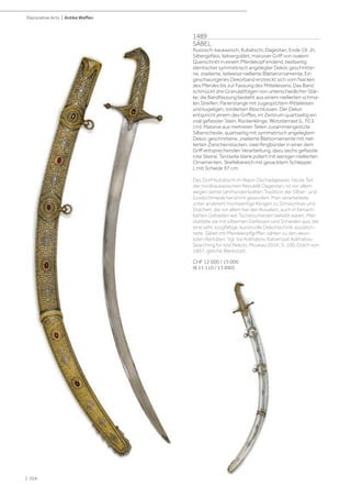 | 224
Decorative Arts | Antike Waffen
1489
SÄBEL
Russisch-kaukasisch, Kubatschi, Dagestan, Ende 19. Jh.
Silbergefäss, teilvergoldet, massiver Griff von ovalem
Querschnitt in einem Pferdekopf endend, beidseitig
identischer symmetrisch angelegter Dekor, geschnitte-
ne, ziselierte, teilweise niellierte Blätterornamente. Ein
geschwungenes Dekorband erstreckt sich vom Nacken
des Pferdes bis zur Fassung des Mitteleisens. Das Band
schmückt drei Granulatfolgen von unterschiedlicher Stär-
ke; die Bandfassung besteht aus einem niellierten schma-
len Streifen. Parierstange mit zugespitztem Mitteleisen
und kugeligen, tordierten Abschlüssen. Der Dekor
entspricht jenem des Griffes, im Zentrum quartseitig ein
oval gefasster Stein. Rückenklinge, Wotzdamast (L 70,5
cm). Massive aus mehreren Teilen zusammengestzte
Silberscheide, quartseitig mit symmetrisch angelegtem
Dekor, geschnittene, ziselierte Blattornamente mit niel-
lierten Zwischenstücken, zwei Ringbünder in einer dem
Griff entsprechenden Verarbeitung, dazu sechs gefasste
rote Steine, Terzseite blank poliert mit wenigen niellierten
Ornamenten, Stiefelbereich mit gezacktem Schlepper.
L mit Scheide 97 cm.
Das Dorf Kubatschi im Rajon Dachadajewski, heute Teil
der nordkaukasischen Republik Dagestan, ist vor allem
wegen seiner jahrhundertealten Tradition der Silber- und
Goldschmiede berühmt geworden. Man verarbeitete
unter anderem hochwertige Klingen zu Schaschkas und
Dolchen, die vor allem bei den Kosaken, auch in benach-
barten Gebieten wie Tschetschenien beliebt waren. Man
stattete sie mit silbernen Gefässen und Scheiden aus, die
eine sehr sorgfältige, kunstvolle Dekortechnik auszeich-
nete. Säbel mit Pferdekopfgriffen zählen zu den abso-
luten Raritäten. Vgl. Isa Askhabov, Kahamzat Askhabov,
Searching for lost Relicts, Moskau 2016, S. 100, Dolch von
1897, gleiche Werkstatt.
CHF 12 000 / 15 000
(€ 11 110 / 13 890)
 