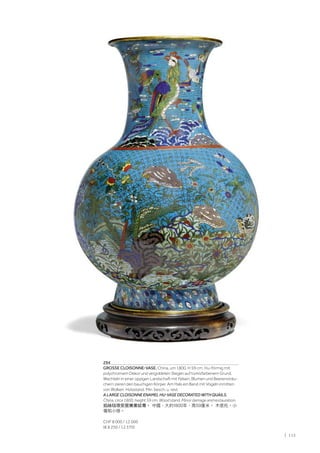 | 115
294
GROSSE CLOISONNE-VASE. China, um 1800, H 59 cm. Hu-förmig mit
polychromem Dekor und vergoldeten Stegen auf türkisfarbenem Grund.
Wachteln in einer üppigen Landschaft mit Felsen, Blumen und Beerensträu-
chern zieren den bauchigen Körper. Am Hals ein Band mit Vögeln inmitten
von Wolken. Holzstand. Min. besch. u. rest.
A LARGE CLOISONNE ENAMEL HU-VASE DECORATED WITH QUAILS.
China, circa 1800, height 59 cm. Wood stand. Minor damage and restauration.
掐絲琺琅安居樂業紋尊。 中國，大約1800年，高59厘米。 木底托。小
傷和小修。
CHF 8 000 / 12 000
(€ 8 250 / 12 370)
 