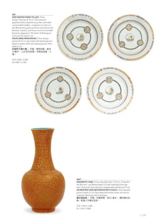 | 173
404*
EISENROTE-VASE. China, Republik-Zeit, H 22 cm. Umlaufen-
der Blumen- und Rankendekor in Gold. Inwendig türkis gla-
siert. Eisenrote Sechszeichen-Siegelmarke Qianlong im Fuss.
AN IRON RED VASE DECORATED WITH GOLD. China, Republic
period, height 22 cm. Decorated with flower scrolls. Iron red six
character Qianlong mark at the base.
礬紅描金瓶。 中國，民國時期，高22 厘米。 纏枝蓮花紋
飾。乾隆六字礬紅底款。
CHF 1 500 / 2 500
(€ 1 550 / 2 580)
403
VIER GROSSE IMARI-TELLER. China,
Kangxi-Periode, Ø 35 cm. Der sparsam
gesetzte Dekor besteht aus einem zentralen
Landschaftsmdaillon, umgeben von drei run-
den Blumenbouquets auf einer konzentrischen
Bordüre. Cavetto und Fahne sind mit schmalen
Bordüren abgesetzt. Mit Draht-Aufhängevor-
richtung. Min. besch. (4)
FOUR LARGE IMARI DISHES. China, Kangxi
period, Ø 35 cm. Decorated with landscape and
flower roundels. With wire hanging device. Minor
defects. (4)
四個伊万裡大盤。 中國，康熙時期，直徑
35厘米。 山水和花紋飾。有懸挂裝置，小
傷。
CHF 3 000 / 5 000
(€ 3 090 / 5 150)
 