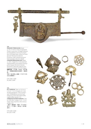 | 39
154
MASSIVES TÜRSCHLOSS. Nepal,
ca. 18. Jh. H 20 cm. Eisen mit gravierten
Mustern sowie einer mit Nägeln befestig-
ten Eisenplakette, die eine Schutzgott-
heit mit Knüppel zeigt, umfasst von einer
Aureole. Mechanismus klemmt.
Provenienz: Alte Privatsammlung aus
Genf, erworben 1971/72 in Nepal.
A MASSIVE IRON DOOR LOCK. Nepal,
ca. 18th c. Height 20 cm. Decorated with
engraved patterns and a plaque showing a
protecting god. Mechanism blocked.
Provenance: Old private collection from
Geneva, purchased in 1971/72 in Nepal.
鐵雕門鎖。 尼泊爾，18世紀，高20厘
米。 牌匾雕刻圖案和保護神。 機械受
阻。
來源：瑞内灣私人舊藏，于1971/72年
在尼泊爾購得。
CHF 2 000 / 3 000
(€ 2 060 / 3 090)
155
ELF THOKCHA. Tibet, ca. 13./14. Jh.
L 2,3 cm - 7,2 cm. Gruppe von 11, als
Amulett getragenen, meist ornamen-
talen Metallobjekten aus einer Kupf-
erlegierung, denen besondere Kräfte
zugeschrieben werden. (11)
A GROUP OF ELEVEN THOKCHA. Tibet,
ca. 13th/14th c. Length 2.3 cm - 7.2 cm.
Copper-alloy ornaments, which serve as
amulets. (11)
一組十一個托迦。 西藏，13/14世紀，
長2.3 - 7.2 厘米。 銅合金，用作護
身符。
CHF 4 000 / 6 000
(€ 4 120 / 6 190)
 