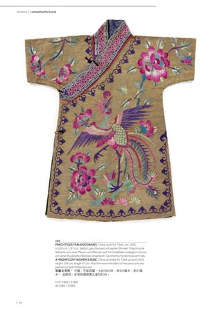 | 44
Asiatica | Lamaistische Kunst
165
PRÄCHTIGES FRAUENGEWAND. China, wohl für Tibet, um 1920,
H 104 cm, L 87 cm. Seitlich geschlossen mit weiten Ärmeln. Polychrome
Stickerei von zwei Pfauen und Päonien auf mit Goldfäden belegtem Grund,
von einer Ruyiköpfe-Bordüre eingefasst. Geometrische Bordüre am Hals.
A MAGNIFICENT WOMEN'S ROBE. China, probably for Tibet, around 1920,
height 104 cm, length 87 cm. Polychrome embroidery of two peacocks and
peonies on gold thread ground.
華麗女長袍。 中國，可能西藏，大約1920年，高104厘米，長87厘
米。 金線地，彩色刺繡兩隻孔雀和牡丹。
CHF 2 000 / 3 000
(€ 2 060 / 3 090)
 