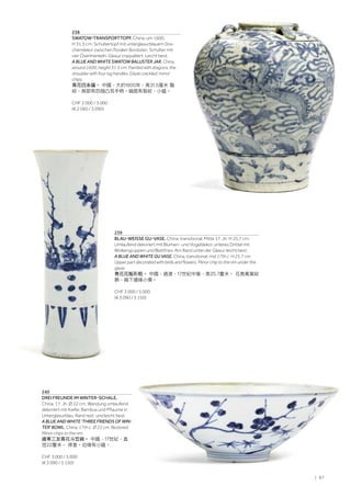 | 87
238
SWATOW-TRANSPORTTOPF. China, um 1600,
H 31,5 cm. Schultertopf mit unterglasurblauem Dra-
chendekor zwischen floralen Bordüren. Schulter mit
vier Ösenhenkeln. Glasur craqueliert. Leicht best.
A BLUE AND WHITE SWATOW BALUSTER JAR. China,
around 1600, height 31.5 cm. Painted with dragons, the
shoulder with four lug handles. Glaze crackled, minor
chips.
青花四系罐。 中國，大約1600年，高31.5厘米 龍
紋，肩部有四個凸耳手柄。釉面有裂紋，小磕。
CHF 2 000 / 3 000
(€ 2 060 / 3 090)
239
BLAU-WEISSE GU-VASE. China, transitional, Mitte 17. Jh. H 25,7 cm.
Umlaufend dekoriert mit Blumen- und Vogeldekor, unteres Drittel mit
Wolkengruppen und Blattfries. Am Rand unter der Glasur leicht best.
A BLUE AND WHITE GU VASE. China, transitional, mid 17th c. H 25.7 cm.
Upper part decorated with birds and flowers. Minor chip to the rim under the
glaze.
青花花觚形瓶。 中國，過渡，17世紀中葉，高25.7釐米。 花鳥蕉葉紋
飾，釉下邊緣小傷。
CHF 3 000 / 5 000
(€ 3 090 / 5 150)
240
DREI FREUNDE IM WINTER-SCHALE.
China, 17. Jh. Ø 22 cm. Wandung umlaufend
dekoriert mit Kiefer, Bambus und Pflaume in
Unterglasurblau. Rand rest. und leicht best.
A BLUE AND WHITE 'THREE FRIENDS OF WIN-
TER' BOWL. China, 17th c. Ø 22 cm. Restored.
Minor chips to the rim.
歲寒三友青花斗笠碗。 中國，17世紀，直
徑22釐米。 修复。边缘有小磕。
CHF 3 000 / 5 000
(€ 3 090 / 5 150)
 