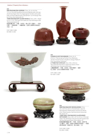 | 94
Asiatica | Property from a Geneva collector
254
DREI PEACHBLOOM-GEFÄSSE. China, 19. Jh. H 6,2 bis
17,5 cm. Konvolut bestehend aus einer Balustervase, einer ge-
drückt bauchigen Vase mit eingezogener Schulter und kurzem
Hals und einem Wassertopf in Glockenform. Je mit Kangxi-Mar-
ke im Fuss. Drei Holzsockel. (3)
THREE PEACHBLOOM-GLAZED VESSELS. China, 19th c. Height
6.2 to 17.5 cm. Two vases and a water pot. Each with Kangxi mark.
Three wood stands. (3)
豇豆紅釉三件。 中國，19世紀，高6.2至17.5釐米。 一個太
白尊，一個蘋果尊，一個觀音瓶。全部大清康熙年制底款。
木架。 (3)
CHF 3 000 / 5 000
(€ 3 090 / 5 150)
256
DREI PEACHBLOOM-DECKELDOSEN. China,
19. Jh. Ø 7 bis 10,4 cm. Runde Dosen, zwei mit
Sechszeichen-Marke Kangxi und eine mit Vierzei-
chen-Marke Xuande. Zwei assortierte Holzsockel.
Min. besch. (3)
THREE SMALL PEACHBLOOM-GLAZED BOXES
WITH COVER. China, 19th c. Ø 7 to 10.4 cm. Of circular
shape. Two with Kangxi mark and one with Xuande mark.
Two assorted wood stands. Minor defects. (3)
豇豆紅釉印泥盒三件。 中國，19世紀，直徑7至
10.4釐米。 圓形。兩個大清康熙年制底款，一個宣
德年制底款。兩個木架。微小缺陷。 (3)
CHF 2 000 / 3 000
(€ 2 060 / 3 090)
255
FUSSKELCH MIT FISCHDEKOR. China, 19. Jh.
Ø 18 cm. Tiefe Schale auf hohem Fuss. Wandung
verziert mit drei Fischen in Kupferrot. Kangxi-Marke im
Fuss. Assortierter Holzstand.
A 'THREE FISH' STEM CUP. China, 19th c. Ø 18 cm.
Decorated with three fish in copper red. Interior of foot
with Kangxi mark. Assorted wood stand.
三魚紋高足杯。 中國，19世紀，直徑18釐米。 釉里
紅三魚紋。足內大清康熙年制款。木架。
CHF 1 000 / 1 500
(€ 1 030 / 1 550)
 