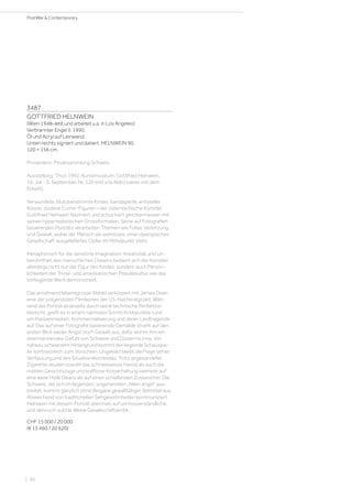 3487
GOTTFRIED HELNWEIN
(Wien 1948–lebt und arbeitet u.a. in Los Angeles)
Verbrannter Engel II. 1990.
Öl und Acryl auf Leinwand.
Unten rechts signiert und datiert: HELNWEIN 90.
120 × 156 cm.
Provenienz: Privatsammlung Schweiz.
Ausstellung: Thun 1992, Kunstmuseum. Gottfried Helnwein,
19. Juli - 6. September, Nr. 120 (mit s/w Abb.) (verso mit dem
Etikett).
Verwundete, blutüberströmte Kinder, bandagierte, entstellte
Körper, düstere Comic-Figuren – der österreichische Künstler
Gottfried Helnwein fasziniert und schockiert gleichermassen mit
seinen hyperrealistischen Grossformaten. Seine auf Fotografien
basierenden Porträts verarbeiten Themen wie Folter, Verletzung
und Gewalt, wobei der Mensch als wehrloses, einer dystopischen
Gesellschaft ausgeliefertes Opfer im Mittelpunkt steht.
Metaphorisch für die zerstörte Imagination, Kreativität und Un-
berührtheit des menschlichen Daseins bedient sich der Künstler
allerdings nicht nur der Figur des Kindes, sondern auch Persön-
lichkeiten der Trivial- und amerikanischen Populärkultur, wie das
vorliegende Werk demonstriert.
Das annährend lebensgrosse Abbild verkörpert mit James Dean
eine der prägendsten Filmikonen der US-Nachkriegszeit. Wäh-
rend das Porträt einerseits durch seine technische Perfektion
besticht, greift es in einem nächsten Schritt Kritikpunkte rund
um Massenmedien, Kommerzialisierung und deren Leidtragende
auf. Das auf einer Fotografie basierende Gemälde strahlt auf den
ersten Blick weder Angst noch Gewalt aus, dafür wohnt ihm ein
übermannendes Gefühl von Schwere und Düsternis inne. Vor
nahezu schwarzem Hintergrund kommt der liegende Schauspie-
ler kontrastreich zum Vorschein. Ungeklärt bleibt die Frage seiner
Verfassung und des Situationskontextes. Trotz angezündeter
Zigarette deuten sowohl das schneeweisse Hemd als auch die
matten Gesichtszüge und kraftlose Körperhaltung vielmehr auf
eine leere Hülle Deans als auf einen schlafenden Zustand hin. Die
Schwere, die sich im liegenden, sogenannten „fallen angel“ aus-
breitet, kommt gänzlich ohne Beigabe gewalttätiger Stilmittel aus.
Abweichend von traditionellen Sehgewohnheiten kommuniziert
Helnwein mit diesem Porträt abermals auf unmissverständliche,
und dennoch subtile Weise Gesellschaftskritik.
CHF 15 000 / 20 000
(€ 15 460 / 20 620)
| 90
PostWar  Contemporary
 