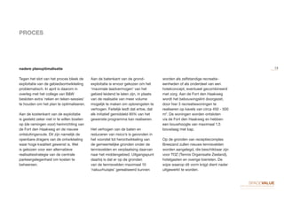 PROCES
nadere planoptimalisatie
Tegen het slot van het proces bleek de
exploitatie van de gebiedsontwikkeling
problematisch. In april is daarom in
overleg met het college van B&W
besloten extra ‘reken en teken-sessies’
te houden om het plan te optimaliseren.
Aan de kostenkant van de exploitatie
is gesteld zeker niet in te willen boeten
op (de ramingen voor) herinrichting van
de Fort den Haakweg en de nieuwe
ontsluitingsroute. Dit zijn namelijk de
openbare dragers van de ontwikkeling
waar hoge kwaliteit gewenst is. Wel
is gekozen voor een alternatieve
realisatiestrategie van de centrale
parkeergelegenheid om kosten te
beheersen.
Aan de batenkant van de grond-
exploitatie is ervoor gekozen om het
‘maximale laadvermogen’ van het
gebied leidend te laten zijn, in plaats
van de realisatie van meer volume
mogelijk te maken om opbrengsten te
verhogen. Feitelijk leidt dat ertoe, dat
elk initiatief gemiddeld 85% van het
gewenste programma kan realiseren.
Het verhogen van de baten en
reduceren van risico’s is gevonden in
het voorstel tot herontwikkeling van
de gemeentelijke gronden onder de
tennisvelden en verplaatsing daarvan
naar het middengebied. Uitgangspunt
daarbij is dat er op de gronden
van de tennisvelden maximaal 10
‘natuurhuisjes’ gerealiseerd kunnen
worden als zelfstandige recreatie-
eenheden of als onderdeel van een
hotelconcept, eventueel gecombineerd
met zorg. Aan de Fort den Haakweg
wordt het bebouwingslint doorgezet,
door hier 3 recreatiewoningen te
realiseren op kavels van circa 450 - 500
m2
. De woningen worden ontsloten
via de Fort den Haakweg en hebben
een bouwhoogte van maximaal 1,5
bouwlaag met kap.
Op de gronden van receptiecomplex
Breezand zullen nieuwe tennisvelden
worden aangelegd, die beschikbaar zijn
voor TOZ (Tennis Organisatie Zeeland),
hotelgasten en overige toeristen. De
wijze waarop dit vorm krijgt dient nader
uitgewerkt te worden.
13
 