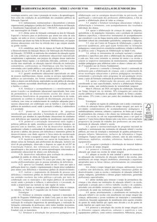 6 DIÁRIOOFICIALDOESTADO SÉRIE3 ANOVIII Nº101 FORTALEZA,01DEJUNHODE2016
tecnologia assistiva, com vistas à promoção do ensino e da aprendizagem,
bem como das condições de acessibilidade dos estudantes públicos da
Educação Especial;
4.12. redimensionar, institucionalizar e descentralizar a estrutura
organizacional, pedagógica e jurídica do Centro de Referência em Educação
e Atendimento Especializado do Ceará - CREAECE, implantando polos
nas macrorregiões do Estado;
4.13. ofertar cursos de formação continuada na área de Educação
Especial e inclusiva para os professores que atuam nas salas de aula
regular, em todos os níveis e modalidades de ensino, bem como para os
profissionais que atuam nas Salas de Recursos Multifuncionais, em equipes
técnicas educacionais com foco na referida área e que estejam atuando
na gestão escolar;
4.14. contabilizar, para fins do repasse do Fundo de Manutenção
e Desenvolvimento da Educação Básica e de Valorização dos Profissionais
da Educação - FUNDEB, as matrículas dos estudantes da educação regular
da rede pública que recebam atendimento educacional especializado
complementar e suplementar, sem prejuízo do cômputo dessas matrículas
na educação básica regular, e as matrículas efetivadas, conforme o censo
escolar mais atualizado, na educação especial oferecida em instituições
comunitárias, confessionais ou filantrópicas sem fins lucrativos,
conveniadas com o poder público e com atuação exclusiva na modalidade,
nos termos da Lei nº11.494, de 20 de junho de 2007;
4.15. garantir atendimento educacional especializado em salas
de recursos multifuncionais, classes, escolas ou serviços especializados,
públicos ou conveniados, nas formas complementar e suplementar, a
todos os alunos com deficiências, matrículados na rede pública de educação
básica, conforme necessidade identificada por meio de avaliação, ouvidos
a família e o aluno;
4.16. fortalecer o acompanhamento e o monitoramento do
acesso à escola e ao atendimento educacional especializado, bem como
da permanência e do desenvolvimento escolar dos alunos com
deficiências beneficiários de programas de transferência de renda,
juntamente ao combate às situações de discriminação, preconceito e
violência, com vistas ao estabelecimento de condições adequadas para o
sucesso educacional, em colaboração com as famílias e com os órgãos
públicos de assistência social, saúde e proteção à infância, à adolescência
e à juventude;
4.17. promover o desenvolvimento de pesquisas
interdisciplinares para subsidiar a formulação de políticas públicas
intersetoriais que atendam às especificidades educacionais de estudantes
com deficiências que requeiram medidas de atendimento especializado;
4.18. promover a articulação intersetorial entre órgãos e
políticas públicas de saúde, assistência social e direitos humanos, em
parceria com as famílias, com o fim de desenvolver modelos de
atendimento voltados à continuidade do atendimento escolar, na educação
de jovens e adultos, das pessoas com deficiência e transtornos globais do
desenvolvimento com idade superior à faixa etária de escolarização
obrigatória, de forma a assegurar a atenção integral ao longo da vida;
4.19. incentivar a inclusão nos cursos de licenciatura e nos
demais cursos de formação para profissionais da educação, inclusive em
nível de pós-graduação, observado o disposto no caput do art.207 da
Constituição Federal, dos referenciais teóricos, das teorias de
aprendizagem e dos processos de ensino-aprendizagem relacionados ao
atendimento educacional de alunos com deficiências;
4.20. desenvolver indicadores para avaliação da cobertura e
qualidade do padrão de oferta da Educação Especial;
4.21. reservar, no mínimo 5% (cinco por cento), das vagas das
escolas profissionalizantes para as pessoas portadoras de deficiência;
4.22. aprovar Lei Estadual, dentro de até 1 (um) ano após a
publicação desta Lei, criando e regulamentando a função do(a) cuidador(a)
para alunos com deficiência e transtornos globais de desenvolvimento;
4.23. realizar o mapeamento da demanda de pessoas com
deficiência e transtornos globais do desenvolvimento não matrículadas
nas unidades escolares das redes públicas e privada, por meio de
colaboração com os municípios e dos órgãos públicos de assistência
social, saúde e proteção à infância, à adolescência e à juventude, de
modo a proporcionar sua inclusão na rede regular de ensino.
Meta 5: Apoiar os municípios para alfabetizar todas as crianças,
no máximo, ao final do 2º (segundo) ano do Ensino Fundamental.
Estratégias:
5.1. fortalecer as estruturas estaduais, regionais e municipais de
gestão do Programa Alfabetização na Idade Certa, para os anos iniciais
do Ensino Fundamental, com o monitoramento de sua execução, a
realização de avaliações diagnósticas da aprendizagem, a realização de
formações continuadas de professores, entre outras medidas necessárias,
de forma a aprimorar o formato de apoio e a interlocução do Governo
Estadual com os municípios;
5.2. fortalecer a articulação dos processos pedagógicos de
alfabetização com as estratégias desenvolvidas na pré-escola, com
qualificação e valorização dos professores alfabetizadores, a fim de
garantir a alfabetização plena de todas as crianças;
5.3. ampliar e fortalecer tecnologias educacionais voltadas à
alfabetização e letramento, com acompanhamento dos resultados
individuais dos alunos;
5.4. apoiar a alfabetização de crianças do campo, indígenas,
quilombolas e de populações itinerantes, com a produção de materiais
didáticos específicos, e desenvolver instrumentos de acompanhamento
que considerem o uso da língua materna pelas comunidades indígenas e a
identidade cultural das comunidades quilombolas, campesinas e indígenas;
5.5. criar um Centro de Pesquisa de Alfabetização, a partir de
parcerias acadêmicas, pelo qual sejam fortalecidas as formações
pedagógicas e sejam possíveis consultorias acadêmicas voltadas à melhoria
de políticas como o Programa de Alfabetização na Idade Certa;
5.6. utilizar os instrumentos de avaliação nacional e estadual,
periódicos e específicos para aferir a alfabetização das crianças, aplicados
a cada ano, bem como estimular os sistemas de ensino e as escolas a
criarem os respectivos instrumentos de monitoramento, implementando
medidas pedagógicas para alfabetizar todos os alunos e alunas até o final
do 2º (segundo) ano do Ensino Fundamental;
5.7. promover e estimular a formação inicial e continuada de
professores para a alfabetização de crianças, com o conhecimento de
novas tecnologias educacionais e práticas pedagógicas inovadoras,
estimulando a articulação entre programas de pós-graduação stricto
sensu e ações de formação continuada de professores para a alfabetização;
5.8. apoiar a alfabetização das pessoas com deficiência,
considerando as suas especificidades, inclusive a alfabetização bilíngue
de pessoas surdas, sem estabelecimento de terminalidade temporal.
Meta 6: Oferecer, até 2024, em regime de colaboração, Educação
em Tempo Integral em, no mínimo, 50% (cinquenta por cento) das
escolas públicas e instituições de educação infantil, de forma a atender,
pelo menos, 25% (vinte e cinco por cento) dos estudantes da educação
básica.
Estratégias:
6.1. ampliar em regime de colaboração com a união e municípios,
a oferta de educação básica pública em tempo integral, por meio de
atividades complementares de acompanhamento pedagógico e
multidisciplinares, artísticas, culturais e esportivas, de forma que o tempo
de permanência das crianças e dos alunos nas instituições de educação
infantil e na escola, ou sob sua responsabilidade, passe a ser igual ou
superior a 7 (sete) horas diárias durante todo o ano letivo, com a ampliação
progressiva da jornada de trabalho dos professores em uma única
instituição de educação infantil e escola;
6.2. apoiar a institucionalização do programa nacional de
ampliação e reestruturação das instituições de educação infantil e escolas
públicas, por meio da instalação e manutenção de quadras poliesportivas,
parques infantis, laboratórios, inclusive de informática e língua
estrangeira. Espaços para atividades culturais, salas de aula temáticas,
bibliotecas, auditórios, cozinhas, refeitórios, banheiros e outros
equipamentos;
6.3. assegurar a produção e distribuição de material didático
para as escolas de tempo integral;
6.4. promover a formação continuada dos profissionais da
educação que atuam nas escolas de tempo integral;
6.5. adequar as escolas da rede estadual e apoiar os municípios
na adequação das instituições de educação infantil e das escolas, para
atendimento em tempo integral (mobiliário, alimentação e arquitetura
apropriados para as faixas etárias), prioritariamente em comunidades
mais carentes;
6.6. ofertar o tempo integral para crianças, adolescentes, jovens
e adultos com deficiências, altas habilidades, transtornos globais do
desenvolvimento e para as escolas e instituições de educação infantil do
campo, indígenas, quilombolas e demais grupos tradicionais, garantindo
profissionais especializados;
6.7. adotar medidas para otimizar o tempo de permanência das
crianças e dos alunos nas instituições de educação infantil e na escola,
ampliando a jornada para o efetivo trabalho escolar e de cuidados,
articulado com atividades recreativas, esportivas, científicas, culturais e
a promoção da saúde nas instituições de educação infantil;
6.8. apoiar, prioritariamente, o atendimento em instituições de
educação infantil e em escolas com atendimento em tempo integral das
crianças, adolescentes e jovens residentes em municípios e comunidades
vulneráveis, buscando equiparação do atendimento entre aqueles oriundos
do quinto de renda familiar per capita mais elevado e os do quinto de
renda familiar per capita mais baixo;
6.9. promover a articulação das escolas de tempo integral com
os diferentes espaços educativos, culturais e esportivos e com
equipamentos públicos, como centros comunitários, bibliotecas, praças,
 