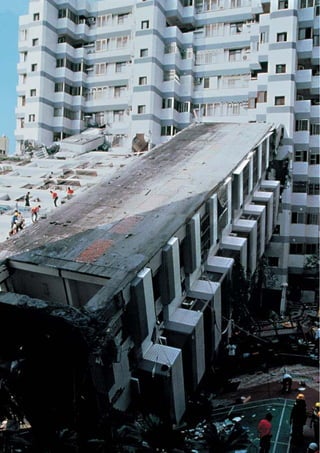 4/5 Ce bâtiment bien renforcé dans sa partie supérieure s'est affaissé   4/7 Ce grand bâtiment a évité de justesse de l'effondrement…
sur son rez-de-chaussée (Kobe, Japon, 1995)…




4/6 …et voici les restes de la colonne d’angle avant-gauche du rez-de-   4/8 … grâce à ses colonnes massives et à la bonne exécution de ses
chaussée                                                                 armatures de stabilisation et de frettage (Taïwan, 1999).



Principes de base à l’attention des ingénieurs, architectes, maîtres d’ouvrages et autorités


                                                                                                                                        17
 