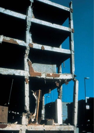 11/3 Ici également, c'est la maçonnerie qui était la plus résistante.
Elle a cisaillé les colonnes relativement massives (Adana-Ceyhan,
Turquie, 1998).




                                                                        11/4 Ces fissures en croix sont caractéristiques des murs
                                                                        en maçonnerie remplissant des cadres massifs en béton armé
                                                                        (Izmit, Turquie, 1999).



Principes de base à l’attention des ingénieurs, architectes, maîtres d’ouvrages et autorités


                                                                                                                                     31
 