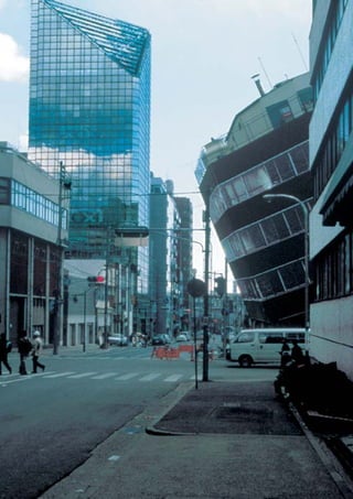 PB 14 Harmoniser la structure porteuse et
les éléments non-porteurs!



     Principes de base pour concevoir des bâtiments parasismiques

                                                                       14




                                           Grandeur déterminante:
                                            déformation relative
                                              entre niveaux




            Harmoniser la structure porteuse et
                les éléments non-porteurs!

  Prof. Hugo Bachmann                                     ibk – EPF Zurich




Si l'on introduit des cloisons intérieures ou des élé-                       14/1 Dans ce cas, les cloisons non-porteuses ont été détruites, bien
ments de façade non-porteurs sensibles aux déforma-                          que la structure en cadre ait subi des déformations et des dégâts
                                                                             mineurs, et que les fenêtres soient restées intactes (Arménie, 1988).
tions (p. ex. en maçonnerie) dans une structure porteu-
se souple dans le plan horizontal (p. ex. un cadre) et
que l'on ne prévoit pas de joints, même de modestes
tremblements de terre risquent de provoquer des
dommages importants. L'expérience a montré qu'il
faut parfois démolir les bâtiments touchés par ce type
de dommage même si la structure porteuse n'a pas
subit de dégât notable. Ainsi une conception parasis-
mique moderne harmonise-t-elle la rigidité de la
structure porteuse et la déformabilité des cloisons inté-
rieures et des éléments de façade non-porteurs. Les
paramètres déterminants sont la déformation relative
entre niveaux («storey drift») de la structure porteuse –
c'est-à-dire le rapport de la déformation relative entre
deux étages successifs sur la hauteur entre étages –
et la vulnérabilité des éléments non-porteurs en
fonction de la déformation relative entre niveaux.
Une combinaison judicieuse de la structure porteuse et                       14/2 La cloison détruite est à nouveau construite en maçonnerie,
des éléments non-porteurs permet d'éviter des                                jusqu'au prochain tremblement de terre… (Adana-Ceyhan, Turquie,
                                                                             1998).
dommages même en cas de tremblement de terre
relativement fort.




                                                                             Page 39
                                                                             14/3 Grâce aux fixations spéciales souples de ses éléments, la
                                                                             façade en verre de ce bâtiment récent a supporté un fort séisme
                                                                             sans subir de dégâts notables (Kobe, Japon, 1995).



Principes de base à l’attention des ingénieurs, architectes, maîtres d’ouvrages et autorités


38
 