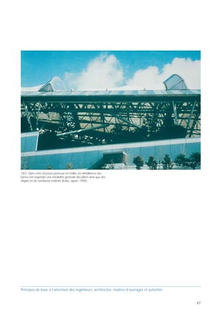 PB 18 Concevoir soigneusement les contreventements
métalliques!



     Principes de base pour concevoir des bâtiments parasismiques

                                                                      18




                                           Concevoir
                                        soigneusement
                                    les contreventements
                                          métalliques!



  Prof. Hugo Bachmann                                     ibk – EPF Zurich




On peut également recourir aux contreventements                              18/1 Des barres diagonales à larges ailes ont flambé selon leur axe
triangulés pour renforcer les bâtiments, notamment à                         de faiblesse…
vocation industrielle, mais il est impératif de les choisir
et les agencer avec le plus grand soin. Il arrive en effet
que les contreventements triangulés usuels, avec leurs
liaisons centrées et leurs diagonales élancées, se com-
portent très médiocrement lorsqu'ils sont soumis à une
sollicitation cyclique. Les diagonales se plastifient
en traction, s’allongent davantage à chaque cycle et
finissent par flamber en compression. Lors des mouve-
ments cycliques, la rigidité du dispositif est fortement
réduite au passage du point de contrainte nulle et des
effets dynamiques peuvent contribuer à la ruine de la
structure. Ce type de contreventement devrait donc                                                                                                 18/3 Dans cette structure porteuse en treillis, les défaillances des
être dimensionné de façon à présenter un comporte-                                                                                                 barres ont engendré une instabilité générale des piliers ainsi que des
ment élastique ou éventuellement une très faible duc-                                                                                              dégâts en de nombreux endroits (Kobe, Japon, 1995).
tilité. Il convient en outre de contrôler la compatibilité
entre les déformations des contreventements et ceux                          18/2 … et se sont rompues (Kobe, Japon, 1995).
des autres éléments, porteurs ou non, ce qui peut
déboucher sur la mise en place de contreventements
triangulés plus rigides ou d’autres systèmes, tels que
des parois. Les contreventements à liaisons excentrées
et barres massives se comportent beaucoup mieux que
les treillis à liaisons centrées et barres élancées [Ba 02].




Principes de base à l’attention des ingénieurs, architectes, maîtres d’ouvrages et autorités                                                       Principes de base à l’attention des ingénieurs, architectes, maîtres d’ouvrages et autorités


46                                                                                                                                                                                                                                                47
 