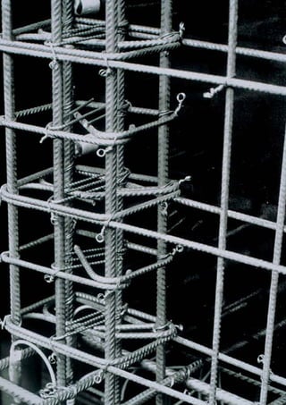 PB 25 Des armatures transversales espacées de s ≤ 5d
avec des crochets à 135° dans les parois porteuses et les
colonnes!


     Principes de base pour concevoir des bâtiments parasismiques

                                                                       25




                                          Des armatures
                                      transversales espacées
                                             de s ≤ 5d
                                        avec des crochets à
                                       135° dans les parois
                                             porteuses
                                          et les colonnes!


  Prof. Hugo Bachmann                                     ibk – EPF Zurich




Dans les zones plastiques des parois porteuses et des                        25/1 Dans cette colonne de halle constituée d'éléments
colonnes en béton armé, sollicitées cycliquement, le                         préfabriqués en béton armé, les étriers étaient insuffisamment
                                                                             ancrés, avec des crochets à 90° seulement. C'est pourquoi ils se sont
revêtement de béton éclate lorsque la limite d'élasticité                    ouverts, permettant aux barres verticales de flamber (Adapazari,
de l'armature verticale est dépassée. C'est pourquoi il                      Turquie, 1999).
faut stabiliser les barres verticales pour éviter qu'elles
ne flambent et fretter le béton afin de permettre de
plus grandes déformations par écrasement. L'armature
transversale nécessaire – armature de stabilisation et
de frette à base d'étriers et de barres de liaison – doit
être ancrée avec des crochets à 135°. Un angle de 90°
est insuffisant, comme le rappelle toujours l'observa-
tion des dégâts occasionnés par les séismes majeurs.
Il faut en outre disposer l'armature transversale à inter-
valles relativement courts (s ≤ 5d, avec s = diamètre
des étriers). Cet impératif est dû à la ductilité médiocre
(faible rapport d'écrouissage Rm/Re) des aciers d'arma-
ture européens, qui entraîne une piètre tenue au
flambage [TD 01].

On appliquera des règles similaires aux zones                                25/2 La photo de cette colonne de cadre montre également la
plastiques des éléments de cadres [Ba 02].                                   rupture des ancrages des étriers, dont les crochets n'avaient qu'un
                                                                             angle de 90° (Izmit, Turquie, 1999).
Dans les zones qui conservent un comportement
élastique selon le dimensionnement en capacité, il suf-
fit d'appliquer les règles de dimensionnement conven-
tionnelles édictées par la norme SIA 162.




                                                                             Page 59
                                                                             25/3 Cette armature transversale – étriers et barres de liaison –
                                                                             proche du bord d'une paroi porteuse en béton armé est exemplaire
                                                                             en ce qui concerne les ancrages (crochets à 135°) et la pose. Elle est
                                                                             toutefois disposée à intervalles trop espacés en direction verticale, de
                                                                             s = 7.5d au lieu de s ≤ 5d comme recommandé lorsque l'acier a un
                                                                             rapport d'écrouissage relativement faible (Rm/Re = 1.15) [DW 99]
                                                                             [TD 01].



Principes de base à l’attention des ingénieurs, architectes, maîtres d’ouvrages et autorités


58
 