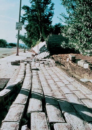 PB 33 Ancrer les parapets et les murs!




     Principes de base pour concevoir des bâtiments parasismiques

                                                                       33




                                              Ancrer les
                         Force sismique
                                               parapets
                           horizontale        et les murs!

                          Moment
                         renversant




   Prof. Hugo Bachmann                                    ibk – EPF Zurich




Un moment renversant dû aux efforts d’inertie se                             33/2 … La frise et quelques balustrades ont endommagé la dalle de
produit lors de déplacements horizontaux rapides.                            toiture surplombante lors de leur chute (Loma Prieta, Californie,
                                                                             1989).
S'ils sont insuffisamment ancrés ou encastrés, les
éléments élancés sont les plus susceptibles de basculer.




                                                                             33/3 Les murs console qui ne sont pas ancrés dans la fondation
                                                                             peuvent basculer (Kobe, Japon, 1995).
33/1 Ce bâtiment de style néo-classique en béton armé n'a pas subi
de gros dégâts. Même les vitres sont restées intactes. Cependant, la
balustrade a partiellement basculé sur un côté de la terrasse sur le
toit…




                                                                             Page 73
                                                                             33/4 Ces murs de jardin en pierres sèches ont également basculé
                                                                             (Northridge, Californie, 1994).



Principes de base à l’attention des ingénieurs, architectes, maîtres d’ouvrages et autorités


72
 