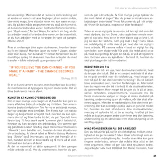 detpostmodernelederliv 31
kelsesværdigt. Men bare det at realisere en forandring ved
at ændre en vane fx at læse fagbøger på en anden måde,
lave mind maps, lave visuelle noter mv. kan være en suc-
ces. Og på den måde programmerer du også din hjerne til,
at du kan forandre dine vaner. Bestsellerforfatteren til bo-
gen ”Bryd vanen”, Torben Wiese, fortæller i sin bog, at når
du arbejder med at forandre dine vaner, er det essentielt,
at du kun arbejder med at forandre én vane ad gangen.
(Wiese, 2012)
Prøv at undersøge dine egne studievaner, hvordan læser
du fx en fagbog? Hvordan tager du noter? Ligger, sidder
eller står du op, når du læser? Hvordan forbereder du dit
mundtlige oplæg til eksamen, hvordan arbejder du med
transfer – både individuelt og organisatorisk?
“If you believe you can change - if you
make it a habit - the change becomes
real.”
(Duhigg, 2012)
Et er at kunne ændre en vane, men hvordan kan du arbej-
de med løbende at dygtiggøre dig som studerende. Det vil
blive beskrevet i næste afsnit.
Kunsten at kunne dygtiggøre sig
Der er lavet mange undersøgelser af, hvad der kan gøre os
mere effektive både på arbejdet og i fritiden. Den ameri-
kanske bestsellerforfatter Tim Ferris er en blandt mange,
der har arbejdet med området. Tim Ferris har i en række
bøger og blogartikler arbejdet med, hvordan du kan opti-
mere din tid, og blive bedre til det, du gør. Specielt hans
første bog ”4 hour work week” rammer plet i forhold til,
hvordan du kan designe din arbejdsdag. Det samme gør
sig gældende i Jason Fried og David Heinemeier Hansson’s
”Rework”, som handler om, hvordan du kan strukturere
din arbejdsdag. Af dansk islæt er Nikolai Astrup Madsens
bog ”Bedre” også interessant, og som det fremgår af ti-
tlen, handler det om at blive bedre og få mere ud af livet.
Så hvad kan du lære af dem?
At det er essentielt at stille spørgsmål til den gængse
måde arbejde at på. Ved du overhovedet, hvorfor du gør,
som du gør i dit arbejde, fx hvor mange gange tjekker du
din mail i løbet af dagen? Har du prøvet at strukturere ar-
bejdsdagen anderledes? Hvad fokuserer du på i dit arbej-
de? Hvor får du hjælp, inspiration eller feedback?
Tiden er vores vigtigste ressource, så betragt det som det
mest dyrbare, du har. Steve Jobs sagde hver eneste mor-
gen til sig selv; hvis dette er min sidste dag at leve i, vil
jeg så lave det samme, som jeg skal i dag? Hans fokus
var selvfølgelig at stille skarpt på, hvad der var vigtigt i
hans arbejde. På samme måde – hvad er vigtigt for dig
som leder, som studerende? Et godt lille redskab til at se
på, hvad du egentlige bruger din tid på, er ved at registrere
den. Det kan være en øjenåbner i forhold til, hvordan du
skal planlægge din tid fremadrettet.
Registrer din tid
Registrer din tid i en uge, hvor du minutiøst noterer, hvad
du bruger din tid på. Det er et simpelt redskab til at ska-
be et godt overblik over dit tidsforbrug. Hvad bruger jeg
min tid på? Er det den korrekte fordeling? Du vil sikkert
blive overrasket over, hvordan fordelingen er. Alternativt
kan du registrere din tid i forhold til de studieaktiviteter,
du gennemfører. Hvor meget tid bruger du fx på at læse,
skrive, reflektere, eksperimentere, visualisere mv. De
fleste studerende vælger at bruge al deres studietid på
læsning, undervisning og en skrivefase, når der skal afle-
veres opgave. Men det er nødvendigvis ikke den rette pri-
oritering. Der kan selvfølgelig ikke laves en generel model
for, hvordan du skal strukturere dine studieaktiviteter,
men jeg vil opfordre til, at du er modig, forstået på den
måde at du planlægger andre aktiviteter end blot læsning,
undervisning og en skrivefase frem mod aflevering af en
skriftlig opgave.
Hvad fokuserer du på i dit arbejde?
Det, du fokuserer på, bliver din virkelighed, hvilken virke-
lighed vil du gerne skabe? Tiden bliver ofte brugt som ar-
gument eller undskyldning for, hvorfor man ikke kan gøre
tingene anderledes, selvom det måske ikke altid er det
rette argument. Mere tid gør ikke altid resultatet bedre.
Jeg arbejder selv med GSD(Get Shit Done) metoden, hvor
03 Leder er du uddannelsesklar? 0115
 