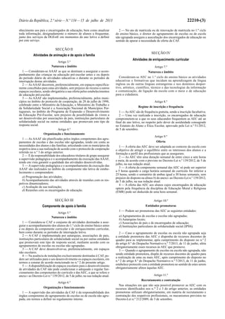 Diário da República, 2.ª série—N.º 134—15 de julho de 2013 22210-(3)
nhecimento aos pais e encarregados de educação, bem como atualizar
toda informação, designadamente o número de alunos a frequentar,
junto dos serviços da DGEstE em momentos do ano letivo a definir
por este serviço.
SECÇÃO II
Atividades de animação e de apoio à família
Artigo 3.º
Natureza e âmbito
1 — Consideram-se AAAF as que se destinam a assegurar o acom-
panhamento das crianças na educação pré-escolar antes e ou depois
do período diário de atividades educativas e durante os períodos de
interrupção destas atividades.
2 — AsAAAF decorrem, preferencialmente, em espaços especifica-
mente concebidos para estas atividades, sem prejuízo do recurso a outros
espaços escolares, sendo obrigatória a sua oferta pelos estabelecimentos
de educação pré-escolar.
3 — As AAAF são implementadas, preferencialmente, pelos muni-
cípios no âmbito do protocolo de cooperação, de 28 de julho de 1998,
celebrado entre o Ministério da Educação, o Ministério do Trabalho e
da Solidariedade Social e a Associação Nacional de Municípios Por-
tugueses, no âmbito do Programa de Expansão e Desenvolvimento
da Educação Pré-Escolar, sem prejuízo da possibilidade de virem a
ser desenvolvidas por associações de pais, instituições particulares de
solidariedade social ou outras entidades que promovam este tipo de
resposta social.
Artigo 4.º
Organização e funcionamento
1 — As AAAF são planificadas pelos órgãos competentes dos agru-
pamentos de escolas e das escolas não agrupadas, tendo em conta as
necessidades dos alunos e das famílias, articulando com os municípios da
respetiva área a sua realização de acordo com o protocolo de cooperação
referido no n.º 3 do artigo anterior.
2 — É da responsabilidade dos educadores titulares de grupo assegurar
a supervisão pedagógica e o acompanhamento da execução das AAAF,
tendo em vista garantir a qualidade das atividades desenvolvidas.
3 — A supervisão pedagógica e o acompanhamento da execução das
AAAF são realizados no âmbito da componente não letiva de estabe-
lecimento e compreendem:
a) Programação das atividades;
b) Acompanhamento das atividades através de reuniões com os res-
petivos dinamizadores;
c) Avaliação da sua realização;
d) Reuniões com os encarregados de educação.
SECÇÃO III
Componente de apoio à família
Artigo 5.º
Natureza e âmbito
1 — Considera-se CAF o conjunto de atividades destinadas a asse-
gurar o acompanhamento dos alunos do 1.º ciclo do ensino básico antes
e ou depois da componente curricular e de enriquecimento curricular,
bem como durante os períodos de interrupção letiva.
2 — A CAF é implementada por autarquias, associações de pais,
instituições particulares de solidariedade social ou por outras entidades
que promovam este tipo de resposta social, mediante acordo com os
agrupamentos de escolas ou escolas não agrupadas.
3 — A CAF deve desenvolver-se, preferencialmente, em espaços
não escolares.
4 — Na ausência de instalações exclusivamente destinadas à CAF, po-
dem ser utilizados para o seu desenvolvimento os espaços escolares, em
termos a constar do acordo mencionado no n.º 2 do presente artigo.
5 — Adisponibilização de espaços escolares para o desenvolvimento
de atividades da CAF não pode condicionar o adequado e regular fun-
cionamento das componentes do currículo e das AEC, a que se refere o
anexo I ao Decreto-Lei n.º 139/2012, de 5 de julho, na sua redação atual.
Artigo 6.º
Organização e funcionamento
1 — A supervisão das atividades da CAF é da responsabilidade dos
órgãos competentes do agrupamento de escolas ou de escola não agru-
pada, em termos a definir no regulamento interno.
2 — No ato de matrícula ou de renovação de matrícula no 1.º ciclo
do ensino básico, o diretor do agrupamento de escolas ou de escola
não agrupada assegura a auscultação dos encarregados de educação no
sentido de apurar a necessidade de oferta da CAF.
SECÇÃO IV
Atividades de enriquecimento curricular
Artigo 7.º
Natureza e âmbito
Consideram-se AEC no 1.º ciclo do ensino básico as atividades
educativas e formativas que incidam na aprendizagem da língua
inglesa ou de outras línguas estrangeiras e nos domínios despor-
tivo, artístico, científico, técnico e das tecnologias da informação
e comunicação, de ligação da escola com o meio e de educação
para a cidadania.
Artigo 8.º
Regime de inscrição e frequência
1 — AsAEC são de frequência gratuita, sendo a inscrição facultativa.
2 — Uma vez realizada a inscrição, os encarregados de educação
comprometem-se a que os seus educandos frequentem as AEC até ao
final do ano letivo, no respeito pelo dever de assiduidade consagrado
no Estatuto do Aluno e Ética Escolar, aprovado pela Lei n.º 51/2012,
de 5 de setembro.
Artigo 9.º
Oferta
1 — A oferta das AEC deve ser adaptada ao contexto da escola com
o objetivo de atingir o equilíbrio entre os interesses dos alunos e a
formação e perfil dos profissionais que as asseguram.
2 — As AEC têm uma duração semanal de entre cinco a sete horas
e meia, de acordo com o previsto no Decreto-Lei n.º 139/2012, de 5 de
julho, na sua redação atual.
3 — A oferta da componente semanal das AEC só pode ser superior
a 5 horas quando a carga horária semanal do currículo for inferior a
25 horas, sendo o somatório de ambas igual a 30 horas semanais, sem
prejuízo do disposto na alínea b) do anexo I ao Decreto-Lei n.º 139/2012,
de 5 de julho, na sua redação atual.
4 — A oferta das AEC aos alunos cujos encarregados de educação
optem pela frequência da disciplina de Educação Moral e Religiosa
(EMR) pode ser deduzida de uma hora semanal.
Artigo 10.º
Entidades promotoras
1 — Podem ser promotoras das AEC as seguintes entidades:
a) Agrupamentos de escolas e escolas não agrupadas;
b) Autarquias locais;
c) Associações de pais e de encarregados de educação;
d) Instituições particulares de solidariedade social (IPSS).
2 — Caso o agrupamento de escolas ou escola não agrupada seja
a entidade promotora das AEC e disponha de recursos docentes de
quadro para as implementar, após cumprimento do disposto no n.º 2
do artigo 8.º do Despacho Normativo n.º 7/2013, de 11 de junho, afeta
obrigatoriamente esses recursos às AEC que promove.
3 — Quando o agrupamento de escolas ou escola não agrupada, não
sendo entidade promotora, dispõe de recursos docentes de quadro para
a realização de uma ou mais AEC, após cumprimento do disposto no
n.º 2 do artigo 8.º do Despacho Normativo n.º 7/2013, de 11 de junho,
estabelece protocolo com a entidade promotora no sentido de estes serem
obrigatoriamente afetos àquelas AEC.
Artigo 11.º
Recrutamento e contratação
Nas situações em que não seja possível promover as AEC com os
recursos identificados nos n.os
2 e 3 do artigo anterior, as entidades
promotoras utilizam obrigatoriamente, em matéria de recrutamento e
contratação dos respetivos profissionais, os mecanismos previstos no
Decreto-Lei n.º 212/2009, de 3 de setembro.
 