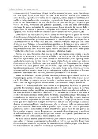 109
Gabriel Dellane – A Alma é Imortal
cuidadosamente três quartos de libra de parafina, pusemo-los numa cuba e despejamos
em cima água a ferver, o que logo a derreteu. Se se introduzir muitas vezes uma mão
nesse liquido, a parafina que sobre ela se depositar, forma, depois de resfriada, um
molde perfeito. A cuba, assim como outro vaso contendo água fria, fora colocada a um
canto da sala. Duas cortinas de seis pés de altura e quatro de largura, suspensas por
varões de ferro, formavam um gabinete quadrado, tendo em cada extremidade
aberturas de quinze polegadas de largo. A parede ficava distante da casa ao lado e,
quase cheio de móveis o gabinete, a ninguém podia acudir a idéia da existência de
alçapões, tanto mais que também o assoalho estava coberto de vasos, cadeiras, etc.
Uma senhora de nossa amizade, dotada desse misterioso poder a que se dá o nome
de mediunidade, foi envolvida numa rede de malhas, que lhe cobria a cabeça, os braços,
as mãos e cujos cordões, passando em corrediças, foram apertados o mais possível e
amarrados com um nó. Meteu-se ao demais na rede um pedaço de papel que cairia se se
desfizesse o nó. Todas as testemunhas foram acordes em declarar que seria impossível
ao médium, por si só, libertar-se, sem se trair. Nessa situação foi ela conduzida ao canto
do gabinete onde só havia a cadeira, alguns vasos e uma estante de livros. Nada que se
visse havia perto desses objetos, que examinamos a toda luz do gás.
Fechou-se a sala. Baixamos a luz, mas de modo que alguma coisa sempre se podia
distinguir no aposento, e sentamo-nos a distância de quatro ou seis pés da cortina.
Decorrido algum tempo, que passamos a cantar ou a ouvir música, uma figura apareceu
na abertura do meio da cortina e se moveu para o lado. Todos os assistentes notaram
distintamente a bela e brilhante coroa que trazia à cabeça e a fita preta que lhe rodeava
o pescoço e da qual pendia uma cruz de ouro. Logo outra figura feminina surgiu,
também com uma coroa visível. Mostrando-se ao mesmo tempo que a primeira, elevou-se
acima do gabinete em direção ao teto e graciosamente saudou os assistentes. Uma voz
fortíssima de homem, vinda do canto, anunciou que ia tentar fazer moldes.
Então, na abertura da cortina apareceu de novo a primeira figura, fazendo sinal ao Sr.
Marthèze para que se aproximasse, a fim de lhe apertar a mão. Tirou-lhe do dedo o anel
e o Sr. Marthèze viu, naquele mesmo instante, o médium no canto oposto, envolto na
rede já descrita. A figura, porém, se desvaneceu rapidamente na direção do médium.
Tendo o Sr. Marthèze voltado à sua cadeira, a voz perguntou de dentro do gabinete
que mão desejávamos e pouco depois aquele senhor foi outra vez chamado à abertura
da cortina, para receber o molde de uma mão esquerda. Inspecionando-a, descobriu-se-
lhe num dos dedos o anel do Sr. Marthèze. O Sr. Reimers foi chamado a seu turno e
recebeu da mesma maneira a mão direita destinada a seus sábios amigos de Leipzig, em
cumprimento da promessa que ele expressamente lhes fizera. Em seguida, ouviu-se
tossir o médium, cuja tosse desaparecera durante todo o tempo (mais de uma hora),
tosse que fizera recear um malogro, tão violentos tinham sido em começo os acessos.
Quando ela saiu do gabinete, examinamos os nós e... achamos tudo no mesmo estado
que anteriormente. Retiramos toda a parafina que restava no vaso e, pesando-a
juntamente com os dois moldes obtidos, encontramos pouco mais de três quartos de
libra, sendo o pequeno excesso devido ao anel que aderira à parafina, como se verificou,
tirando-o do molde. A proporção de água dos moldes correspondia perfeitamente ao
restante. Com isso terminaram as nossas experiências.
As mãos obtidas diferem consideravelmente, sob todos os aspectos, das do médium,
mas ambas revelam as pequenas marcas (muito bem visíveis com o auxílio de um vidro
de aumento) de uma mão pequenina, da mesma individualidade que por mais de uma
vez nos deu moldes em condições idênticas de experimentação.
 