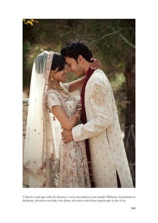 que cai no sono, dizendo “eu sou do meu amado e ele é meu” como se dissesse, eu não vou desistir de você e então a cena muda para uma mulher vestida para a guerra, melhor para a dança. 
Esse é o instante em que o passado vira presente, é o final do flashback. Creio que o verso Quatro deste capitulo é a nota mais intensa de nossa canção. É o inicio da dança de Maanaim. Há uma mudança da reminiscência, para a experiência, da memória para a vivencia, de contar a história e agora vivencia-la. É o tempo presente de Sunamita. Essa mudança do tempo em Cantares evoca a mudança que acontece durante o arrebatamento, quando a Igreja que vive dentro do tempo do nosso universo passa a viver o tempo do universo de Deus, quando ela sai do temporal para o atemporal, do passageiro para o eterno, o instante em que a experiência humana é mergulhada na experiência divina, quando o corpo corruptível é revestido da incorruptibilidade, pois o tempo de dançar chegou! 
Na vida da Igreja gentílica, há um processo que é semelhante ao conhecimento, ao namoro, ao noivado, ao casamento, a lua de mel. Jesus usa a parábola do casamento para ilustrar os tempos proféticos que viriam sobre a Igreja. 
O casamento hebraico era composto de um noivado, uma aliança realizada em que a noiva já era considerada esposa. A festa de casamento era realizada em duas etapas, quase que consecutivas, havia a festa de casamento que duraria cerca de Sete dias, parte dos convidados na casa da noiva, parte na casa do noivo. Haveria uma procissão com os amigos do noivo da casa do noivo, de madrugada, que se encontrariam no caminho com as adolescentes, as virgens que esperam pela chegada da procissão na entrada da vila, indo todos para a casa da noiva. A lista de convidados era checada pelo pai da noiva, de memória, já que conhecia a todos os convidados. Nesse momento festejariam, ele coroaria sua noiva e partiria com ela para a casa de seu pai, levada numa liteira, se o casal tivesse posses, e lá na casa do pai aconteceria a segunda parte do casamento. Eles festejariam por algumas horas e depois, sutilmente, desapareceriam do casamento para poderem FINALMENTE ficar sozinhos. 
O início do ministério de Jesus é a sua apresentação, seu ministério na terra sua conquista da amada, a conversa com a moça para ver se seria aceito por ela. A ultima ceia, a proposta de noivado. A ressurreição é a primeira etapa da festa de casamento hebraico. A ascensão é a ida do noivo para a casa do Pai preparar suas posses para receber a esposa. E a segunda  