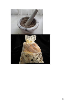 correspondido com um largo sorriso. Salomão trás a memória cada sentimento sentido, cada momento vivido, lembrando das danças, das vinhas, das noites sob o luar, da menina deitada em seu colo, das tranças jogadas de brincadeira em seu rosto, e do primeiro beijo. 
Lembra de sua voz. De suas próprias cantadas. Das suas insinuações de um futuro, de filhos e filhas (quais todas produzem GEMEOS e não há ESTERIL entre elas). 
Seu sorriso vem de um motivo nobre. Algo aconteceu alguns instantes antes. Ela não está sorrindo em vão. Ela se sente ACEITA. 
Esse é o sentimento profético mais abundante em todos os ressurretos. Eles acordam nas nuvens, em mio a muitos milhões de anjo. A quem vencer, darei um novo nome, darei o maná e uma pedra escondida. Eles venceram a batalha, eles saíram da morte para a vida. A igreja vitoriosa ouve “vinde benditos do meu pai e possui o reino que vos está destinado!” A graça superabundou onde havia o pecado, a lei do espírito e da Vida provou-se superior a lei do pecado e da morte. Aceitação que se traduz em Dignidade Eterna. Nunca mais haverá fome, nem calor e nem raposas para srem caçadas. Nunca mais haverão meio- irmãos aproveitadores, nem as cores da pobreza. O mundo da escravidão ficou definitivamente para trás. O risco, o perigo, a possibilidade da rejeição, a possibilidade de tudo que foi feito ter sido em vão, acabou! 
O Espírito de Deus já nos vê vitoriosos, já nos antevê nos céus. Ele já nos imagina dançando e cantando e adorando-o para sempre. Os sinais e prodígios, as curas, as línguas estranhas, as profecias e todas as operações espirituais, as doces consolações do Espírito, o desejo de orar, a sede de Deus, eram só sintomas da mesma enfermidade do inicio do poema. “Estou enferma de amor”. São sintomas de um amor que não tem como deixar de ser correspondido. Desde que Sunamita não desista de seus sonhos, não desista do Amado. 
1. 6:7כפלח הרמון רקתך מבעד לצמתך׃ 
2. Kefelakh harimon rakatekh mibaad letzamatekh: 
3. As a piece of a rimmon (pomegranate) [are] thy ra'ah within thy locks. 
 