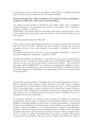 Apocalipse faz clara referência ao lúdico da existência, ao lúdico da profecia, da profecia 
como ensino de caráter lúdico quando declara: 
Quem tem ouvidos, ouça o que o Espírito diz às igrejas: Ao que vencer darei a comer do 
maná escondido, e dar-lhe-ei uma pedra branca, e na pedra um novo nome escrito, o qual 
ninguém conhece senão aquele que o recebe. Apocalipse 2:17 
Quando Ester caminha corajosamente no jardim persa d Xerxes o fará contra todas as 
regras vigentes arriscando a sua vida num perigoso jogo, numa cartada triunfal, o prêmio é 
a salvação de seu povo e a derrota significaria a perda de sua cabeça. Cerca de três anos 
separam a última vez que Xerxes a visitara no palácio as mulheres, e ela sem ser convidada 
entrará num jardim proibido, exclusivo do rei, desejando obter uma audiência. Sua caminha 
é o início do jogo e existem dois possíveis resultados, mas necessitará que o rei interfira nas 
regras do jardim, com uma peça única, seu cetro, a única coisa em todo reino da persa que 
pode interferir no cumprimento de uma lei pré-estabelecida pelos persas. Para sorte de 
Ester, antes que toquem na moça, ele levanta seu cetro real. 
Isaías 25 concede uma visão lúdica e assombrosa da grande vitória do Cordeiro sobre a 
morte no monte calvário: 
Como o calor em lugar seco, assim abaterás o ímpeto dos estranhos; como se abranda o 
calor pela sombra da espessa nuvem, assim o cântico dos tiranos será humilhado. 
E o SENHOR dos Exércitos dará neste monte a todos os povos uma festa com 
animais gordos, uma festa de vinhos velhos, com tutanos gordos, e com vinhos 
velhos, bem purificados. 
E destruirá neste monte a face da cobertura, com que todos os povos andam cobertos, 
e o véu com que todas as nações se cobrem. 
Aniquilará a morte para sempre, e assim enxugará o Senhor DEUS as lágrimas de todos 
os rostos, e tirará o opróbrio do seu povo de toda a terra; porque o SENHOR o disse. 
A ceia de Cristo é uma atividade lúdica, uma representação de um evento profético que 
simboliza a vitória de Cristo contra a morte. A páscoa é uma festa, uma grandiosa festa em 
que cordeiros eram imolados, numa profunda representação. Antes do calvário o mundo 
mágico estava a mercê do cântico dos tiranos. Os grandes déspotas recebiam hinos em 
louvor a sua história e glória, eles se magnificavam, pois queriam ser lembrados como 
deuses-na-terra, como potentados, tendo seus nome gravados em rochas, suas imagens 
esculpidas em mármore para perpetuar a memória de seus grandes feitos. Para a população 
escravizada os cânticos dos tiranos era-lhes dolorosos. O mundo submisso a poderes 
malignos viu as civilizações praticarem atos de profunda indignidade. Atos de tremenda 
crueldade. Falsas religiões, falsos deuses, a escravidão, as guerras, as maldições rogadas 
pelos magos e feiticeiros. Na cruz o inferno é vencido e Deus concede sua Graça e sua 
Misericórdia, concedendo dons aos homens, e concede ao ser humano poder contra as 
hostes, potestades, poderes e soberanias. Paulo exaltará o momento do monte com um 
cântico de escárnio, uma zombaria profética: 
“Ó morte, ó morte, onde está teu aguilhão? E ó morte, onde deixastes cair as tuas armas?” 
O cântico dos tiranos foi substituído pelo cântico da vitória. Que é de caráter 
lúdico. 
106 
 