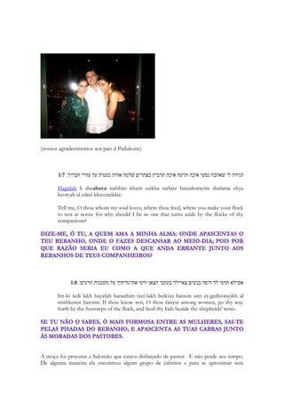 Salomão significa pacifico. Ele é filho do maior rei de Israel, filho de Davi. Seu pai era 
poeta, um profeta e um grande musico. Sua mãe é Betseba, a maior paixão da vida de seu 
pai e também a fonte de seu maior pecado. Davi a conheceu muito jovem, desposada de 
um de seus mais valorosos guerreiros. A história do Rei Arthur e de Lancelot é a resposta 
literária para a tragédia que envolve o episódio com Betseba. Em dias de guerra quando seu 
esposo estava lutando as guerras de Israel Betseba foi com suas servas banhar-se num 
riacho próximo ao palácio do rei e ele ao vê-la banhar-se, contemplando sua extrema 
formosura, a deseja. Informa-se com seus servos sobre quem é a moça que se banhou ao 
lado de seu castelo e descobre que ela é esposa de um de seus mais valentes e nobres 
soldados. E que pertencia a sua guarda pessoal conhecida como “os valentes de Davi” . 
Movido pelo desejo ele a convida para jantar com ele no palácio. A moça se sente honrada 
e certamente Davi utilizou-se de todos os seus recursos para seduzi-la. E conseguiu. 
Mesmo casada ela consente em ter uma noite com o rei e depois volta para casa. Porém 
nessa única experiência extraconjugal fica grávida e manda avisar ao rei. Após vários planos 
de tentar encobrir sua culpa não funcionar, incluindo embebedar ao esposo de sua amante 
grávida, Davi querendo evitar a vergonha do acontecimento e a exposição da situação 
embaraçosa ao público decide colocar um sórdido plano em ação na qual faz o marido de 
Betseba ir para a mais perigosa frente de batalha tendo em mãos uma carta na qual havia, 
sem que soubesse disso, sua própria sentença de morte. Na carta que Urias carregou para o 
general à frente de uma longa batalha para tomada de uma cidade estavam ordens para que 
o infeliz soldado fosse conduzido a pior frente de batalha e em algum momento, 
abandonado pelos companheiros. Assim cumpre a ordem imoral, sem pestanejar, o general 
Joabe. E Urias morre naquela mesma noite. O rei é avisado da morte de Urias e env ia 
servos para avisar a Betseba do triste fim de seu esposo. Dias após ele manda recolher a 
belíssima moça viúva em seu palácio. Sendo considerado um nobre por todos os seus 
contemporâneos, fortalecido pelo fato de aceitar a esposa grávida, de outro homem - pois 
de nada desconfiavam, senão Joabe, que tudo sabia. Porém enquanto representava seu 
sórdido papel o Espírito de Deus revelou toda a trama ao profeta do reino de Davi. A 
criança que iria nascer desta união ilegal, morre. Porém meses depois nasceri a uma 
segunda criança. Essa criança é Salomão a quem Davi chamou de PAZ. Porque agora 
entendia que poderia sentir a paz que a culpa de suas ações torpes haviam dele retirado. 
Muitos dramas viveria Davi em virtude desta paixão seguida da morte de um amigo. 
Incluindo o drama de sua filha Tamar, possuída por um de seus filhos, Amon. Tamar foi 
vingada através de um filho de outra esposa de Davi, Absalão e Absalão morreria nas mãos 
do mesmo general que um dia recebeu a carta que enviou para Urias para a morte, em 
virtude de um motim que terminou em tragédia. 
Porém seu arrependimento e sua conduta futura mostraram ser ele um dos mais singulares 
homens que já viveu sobre a terra. Deus o chama de “meu amado”. Suas canções de 
louvor e adoração eram tão cheias do espírito de Deus que ainda podemos nelas ler 
profecias que um dia se cumprirão sobre a terra. Mil anos antes da crucificação leremos no 
salmo 22 a exata reconstrução da cena do calvário. Davi envelheceu e deixou o reino para 
seu filho Salomão. Salomão teve um passado conturbado. E sob a sombra de um futuro 
incerto Salomão recebeu por intermédio de um sonho uma dádiva que transformaria toda 
sua vida. O Espírito de Deus se manifesta num sonho e pergunta-lhe o que gostaria de ter. 
E ele responde: 
- Capacidade de discernir entre o certo e o errado. Sabedoria para poder julgar com justiça 
as causas de meu povo. 
E Deus lhe concedeu o que solicitou. E num patamar que nós desconhecemos. Temos 
uma vaga noção de seu discernimento através de Eclesiastes e do livro de Provérbios e de 
17 
 