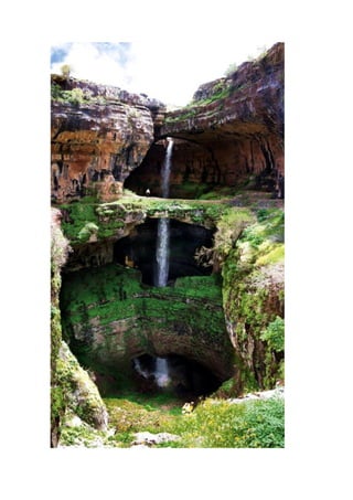 esmeril (coríndon) ou o pó de esmeril eram usados pelos hebreus e pelos egípcios para 
polir pedras preciosas. Muitas vezes, estas eram esculpidas e gravadas. Pelo que parece, os 
hebreus sabiam fazer gravações em pedras preciosas muito antes da sua servidão no Egito, 
onde a gravação também era arte. O anel de chancela de Judá, evidentemente, era gravado. 
(Gên 38:18) 
196 
Colar 
Corrente ou cordão ornamental de contas, de ouro, de prata, de corais, de pedras preciosas 
e de coisas semelhantes, usado em torno do pescoço. Antigamente, os colares eram usados 
por mulheres (Cân 1:10; 4:9; compare isso com Ez 16:11) e até por homens, especialmente 
os em alta posição. (Gên 41:41, 42; Da 5:7, 16, 17, 29) Os midianitas, nos dias de Gideão, 
colocavam colares no pescoço dos seus camelos, e nestes colares, pelo que parece, havia 
pendentes em forma de lua. (Jz 8:21, 26) Às vezes usavam-se correntes em estilo de colares 
quais ornamentos, como no caso das colunas do templo, Jaquim e Boaz. — 2Cr 3:15-17. 
A respeito dos jactanciosos e iníquos, diz-se que “a altivez serviu-lhes de colar”. (Sal 
73:3, 6) Por outro lado, a disciplina do pai e a lei da mãe são como um fino colar para a 
garganta do filho. — Pr 1:8, 9. 
Enfeites (ornamentos) 
Adornos, nem sempre essenciais, mas destinados a melhorar a aparência de alguém ou de 
alguma coisa. Enfeites eram usados especialmente por mulheres, mas também por homens; 
eram usados para decorar prédios; às vezes eram colocados em animais. 
As referências bíblicas e a evidência descoberta pelos arqueólogos revelam não só um 
grande interesse pela ornamentação, desde tempos antiqüíssimos, mas também grande 
habilidade e perícia na produção de enfeites de alto calibre artístico. Os artesãos realizavam 
trabalhos altamente decorativos em tecelagens, bordados, esculturas de madeira e de 
marfim, e em artesanato com metais. Os restos de palácios na Assíria, em Babilônia, na 
Pérsia e na cidade de Mari suprem todos evidência de rica decoração, havendo grandes 
murais em paredes interiores e baixos-relevos excelentemente esculpidos, apresentando 
cenas de guerra, de caçadas e de assuntos palacianos, que adornam tanto paredes internas 
como externas. Os portais dos palácios eram não raro guardados por grandes figuras de 
poderosos animais. As representações do rei e de outros, nos relevos, revelam excelentes 
bordados na sua vestimenta. Até mesmo os arreios dos cavalos acham-se altamente 
decorados com borlas e gravuras. (Compare isso com os colares dos camelos dos 
midianitas; Jz 8:21, 26.) Pinturas em sepulcros fornecem a fonte primária da evidência 
procedente do Egito, embora alguns artefatos na forma de tronos, carros régios e de outros 
objetos ainda existam. 
Ornamentação na Profecia. Devido a Sua bênção sobre Jerusalém, Jeová assemelhou 
esta capital de Judá a uma mulher vestida de roupas custosas, ricamente enfeitada e 
adornada de jóias. A perda de espiritualidade da parte dela e sua prostituição espiritual com 
as nações resultaram em ela ser despojada de seus enfeites e deixada como que nua. (Ez 
16:2, 10-39) Tal despojamento não ocorreu apenas em sentido espiritual, mas também em 
sentido literal, à medida que seus conquistadores cobiçosos tomaram as riquezas da cidade, 
inclusive as manilhas, as fitas para a cabeça, os ornamentos em forma de lua, os pingentes , 
os braceletes, os véus, as coberturas para a cabeça, as correntinhas para os pés, as faixas 
para o busto, as “casas da alma” (referindo-se, talvez, aos receptáculos de perfume), as 
 