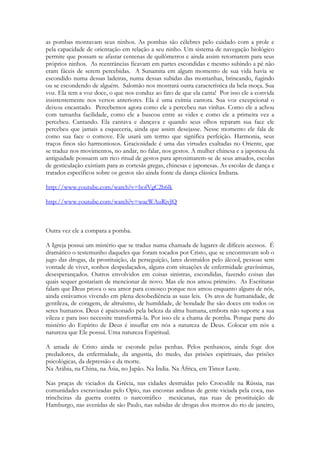 falam como educadores e guias do povo. São os líderes da nação, cujo lugar foi mais tarde 
usurpado pelos sofistas A figura do antigo vates aparece sob muitos de seus aspectos no 
thulr da velha literatura nórdica, que corresponde ao thyle anglo-saxão. A moderna filologia 
alemã traduz essa palavra por Kultredner, que significa "orador do culto. O exemplo mais 
típico do thulr é o starkaar, que Saxo Grammaticus corretamente traduz por vates. O thulr 
aparece, às vezes, como orador das fórmulas litúrgicas, em outras, como ator de um drama 
sagrado; em certas ocasiões, como sacerdote dos sacrifícios, e até como feiticeiro. Em 
outros casos, parece não passar de um poeta e orador de corte, tendo simplesmente a 
função do scurra — bobo ou jogral. O verbo correspondente, thylja, designa a recitação de 
textos religiosos, a prática da feitiçaria, ou simplesmente resmungar. O thulr é o repositório 
de todo o conhecimento mitológico e folclore poético. Ele é o velho sábio que conhece 
toda a história e tradição de um povo, que nas festas desempenha o papel de orador e é 
capaz de recitar de cor a genealogia dos heróis e dos nobres. Sua função específica é a 
peroração competitiva e o concurso de sabedoria. É sob esta forma que o encontramos 
como Unferd, no Beowulf. O mannjafnaar, a que antes nos referimos e os concursos de 
sabedoria entre Odin e os gigantes ou anões são abrangidos pelo thulr. Os conhecidos 
poemas anglo-saxões Widsid e O vagabundo parecem ser típicos produtos do versátil poeta 
da corte. Todas as características acima referidas entram muito naturalmente em nossa 
descrição do poeta arcaico, cuja função foi em todas as épocas ao mesmo tempo sagrada 
literária. Mas, fosse sagrada ou profana, sua função sempre se encontra enraizada numa 
forma lúdica. Os habitantes da Buru central, também chamada Rana, praticam uma forma 
de antífona cerimonial conhecida pelo nome de Inga fuka. Os homens e as mulheres 
sentam-se uns em frente dos outros e cantam pequenas canções, algumas delas 
improvisadas, acompanhados por um tambor. As canções são sempre de troça ou de 
desafio. São conhecidas nada menos de cinco espécies diferentes de Inga fuka. As canções 
assumem sempre a forma da estrofe e da antiestrofe, do ataque e da réplica, da pergunta e 
da resposta, do desafio e da desforra. Por vezes, assemelham-se a enigmas. O Inga fuka mais 
típico chama-se 'Inga fuka de preceder e seguir"; cada estrofe começa pelas palavras 
"perseguir" ou "seguir uns aos outros", como em certos jogos infantis. O elemento poético 
formal é constituído pela assonância que, repetindo a mesma palavra ou uma variação dela, 
estabelece uma ligação entre a tese e a antítese. O elemento puramente poético é 
constituído por uma alusão, por uma ideia brilhante surgida bruscamente, o jogo de 
palavras ou simplesmente o som das próprias palavras, sendo que neste processo o sentido 
pode perder-se completamente. Esta forma de poesia só pode ser descrita e compreendida 
em termos de jogo, embora obedeça a um complexo sistema de regras prosódicas. Quanto 
ao conteúdo, as canções são sobretudo de inspiração amorosa, ou pequenas homilias sobre 
a prudência e as virtudes, ou ainda de caráter satírico. Embora exista todo um repertório de 
Inga fukas tradicionais, a essência do gênero é a improvisação. Também acontece que os 
versos já existentes sejam aperfeiçoados por adições e correções. O virtuosismo é 
grandemente considerado, não faltando a habilidade artística. Quanto ao sentimento e ao 
tom, as traduções fazem lembrar o pantun malaio, o qual deve ter exercido uma certa 
influência na literatura de Buru, e também o muito mais remoto hai-kai japonês. 
Além do Inga fuka, existem em Rana outras formas de poesia, todas elas baseadas nos 
mesmos princípios formais, mas consistindo, por exemplo, em longas altercações entre as 
famílias da noiva e do noivo, durante a troca cerimonial de presentes que se realiza por 
ocasião do casamento a forma japonesa de poesia vulgarmente conhecida como hai-kai, 
pequeno poema de apenas três versos, com cinco, sete e cinco sílabas sucessivamente, que 
evoca uma delicada impressão do mundo das plantas ou dos animais, da natureza ou do 
homem, às vezes com um toque de lirismo melancólico ou de nostalgia, outras, com um 
rasgo de ligeiro humor. Basta dar aqui dois exemplos: 
98 
 