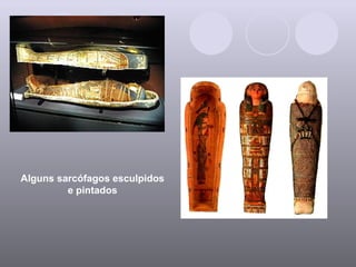 Alguns sarcófagos esculpidos e pintados 