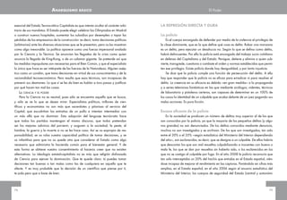Anarquismo básico
esencial del Estado Tecnocrático Capitalista es que intenta ocultar el carácter arbitrario de sus mandatos. El Estado puede elegir celebrar las Olimpiadas en Madrid
o construir nuevos hospitales, aumentar los subsidios por desempleo o tapar las
pérdidas de los empresarios de la construcción: es decir, toma decisiones políticas
(arbitrarias) ante las diversas situaciones que se le presentan, pero os las muestran
como algo inexorable. La política aparece como una fuerza impersonal avalada
por la Ciencia y la Técnica. Se anuncian las llegadas de la crisis como quien
anuncia la llegada de King-Kong, o de un calamar gigante. Se pretende así que
las medidas impopulares son necesarias para el Bien Común, y que el especialista
lo único que hace es ser intérprete de las fuerzas de la Naturaleza. Alguien aséptico como un condón, que toma decisiones en virtud de sus conocimientos y de la
racionalidad tecnoeconómica. Pero resulta que esos técnicos, son incapaces de
prevenir sus desmanes. Lo que sí se les da bien es hablar a toro pasao y justificar
por qué hacen tan mal las cosas.

La ciencia y el poder
Pero la Ciencia no es neutral, pues sólo se encuentra aquello que se busca,
y sólo se ve lo que se desea mirar. Especialistas políticos, millones de científicos y economistas no son más que sacerdotes y pitonisas al servicio del
Capital, que escudriñan las entrañas de un pollo e intentan intermediar con
un más allá que no dominan. Esta adopción del lenguaje tecnócrata hace
que todos los partidos mantengan el mismo discurso, que todos pretendan
ser los mejores adivinos del porvenir, y auguren a la sociedad, la peste, el
hambre, la guerra y la muerte si no se les hace caso. Así se os expropia de responsabilidad, se os roba vuestra capacidad política de tomar decisiones, y se
os infantiliza para que no os quede otra que considerar al Estado como algo
necesario que administra la hacienda común para el bienestar general. Y de
esta forma se obtiene vuestro consentimiento al haceros creer que no existen
alternativas. La ideología estatal-capitalista no es más que religión disfrazada
de Ciencia para ejercer la dominación. Que te quede claro: tú puedes tomar
decisiones tan buenas o tan malas como las de cualquiera en aquello que te
afecte. Y es muy probable que la decisión de un científico que piense por ti,
te joda pero que a base de bien.

78

El Poder

LA REPRESIÓN DIRECTA Y DURA
La policía
Es el cuerpo encargado de defender por medio de la violencia el privilegio de
la clase dominante, que es la que define qué cosa es delito. Robar una manzana
es un delito, pero ejecutar un desahucio no. Según lo que se defina como delito,
habrá delincuentes. Por ello la policía está encargada del trabajo sucio cotidiano
en defensa del Capitalismo y del Estado. Persigue, detiene y elimina a quien subvierte, transgrede, cuestiona o combate el orden y normas establecidas que permiten ese privilegio. Existe policía donde hay desigualdad, y por tanto injusticia.
Se dice que la policía cumple una función de persecución del delito. A ello
hay que responder que la policía no es eficaz para erradicar ni para resolver el
delito. La creencia en su eficacia es debida —en gran medida— a la propaganda
y a series televisivas fantásticas en las que mediante sicólogos, videntes, técnicos
de laboratorio y pistoleros certeros, son capaces de determinar en un 100% de
los casos la identidad de un culpable que acaba delante de un juez pagando sus
malas acciones. Es pura ficción.

Escasa eficacia de la policía
En la sociedad se producen un número de delitos muy superior al de los que
son conocidos por la policía, ya que la mayoría de los pequeños delitos (y algunos grandes) no son denunciados. De los delitos conocidos mediante denuncia,
muchos no son investigados y se archivan. De los que son investigados, tan solo
entre el 30% o el 35% —según estadística del Ministerio del Interior dependiendo
del año—, son esclarecidos, es decir, que se designa a un culpable. De ellos habría
que descontar los que son mal resueltos culpabilizando a inocentes con buena o
mala fe, los que se dan por resueltos sin haberlo sido, o los esclarecidos en los
que no se castiga al culpable por fuga. En el año 2008 la policía reconocía que
tan solo interceptaba un 20% del hachís que entraba en el Estado español, viéndose incapaz de mejorar el rendimiento en las capturas. Poniéndolo en cifras más
amplias, en el Estado español, en el año 2006 según el anuario estadístico del
Ministerio del Interior, los cuerpos de seguridad del Estado (central y autonómi-

79

 