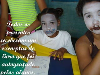 Todos os presentes receberam um exemplar do livro que foi autografado pelos alunos.   