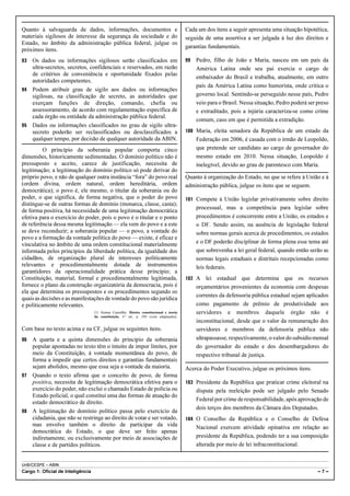 UnB/CESPE – ABIN
Cargo 1: Oficial de Inteligência – 7 –
Quanto à salvaguarda de dados, informações, documentos e
materiais sigilosos de interesse da segurança da sociedade e do
Estado, no âmbito da administração pública federal, julgue os
próximos itens.
93 Os dados ou informações sigilosos serão classificados em
ultra-secretos, secretos, confidenciais e reservados, em razão
de critérios de conveniência e oportunidade fixados pelas
autoridades competentes.
94 Podem atribuir grau de sigilo aos dados ou informações
sigilosas, na classificação de secreto, as autoridades que
exerçam funções de direção, comando, chefia ou
assessoramento, de acordo com regulamentação específica de
cada órgão ou entidade da administração pública federal.
95 Dados ou informações classificados no grau de sigilo ultra-
secreto poderão ser reclassificados ou desclassificados a
qualquer tempo, por decisão de qualquer autoridade da ABIN.
O princípio da soberania popular comporta cinco
dimensões, historicamente sedimentadas. O domínio político não é
pressuposto e aceito, carece de justificação, necessita de
legitimação; a legitimação do domínio político só pode derivar do
próprio povo, e não de qualquer outra instância “fora” do povo real
(ordem divina, ordem natural, ordem hereditária, ordem
democrática); o povo é, ele mesmo, o titular da soberania ou do
poder, o que significa, de forma negativa, que o poder do povo
distingue-se de outras formas de domínio (monarca, classe, casta);
de forma positiva, há necessidade de uma legitimação democrática
efetiva para o exercício do poder, pois o povo é o titular e o ponto
de referência dessa mesma legitimação — ela vem do povo e a este
se deve reconduzir; a soberania popular — o povo, a vontade do
povo e a formação da vontade política do povo — existe, é eficaz e
vinculativa no âmbito de uma ordem constitucional materialmente
informada pelos princípios da liberdade política, da igualdade dos
cidadãos, de organização plural de interesses politicamente
relevantes e procedimentalmente dotada de instrumentos
garantidores da operacionalidade prática desse princípio; a
Constituição, material, formal e procedimentalmente legitimada,
fornece o plano da construção organizatória da democracia, pois é
ela que determina os pressupostos e os procedimentos segundo os
quais as decisões e as manifestações de vontade do povo são jurídica
e politicamente relevantes.
J.J. Gomes Canotilho. Direito constitucional e teoria
da constituição, 4.ª ed., p. 290 (com adaptações).
Com base no texto acima e na CF, julgue os seguintes itens.
96 A quarta e a quinta dimensões do princípio da soberania
popular apontadas no texto têm o intuito de impor limites, por
meio da Constituição, à vontade momentânea do povo, de
forma a impedir que certos direitos e garantias fundamentais
sejam abolidos, mesmo que essa seja a vontade da maioria.
97 Quando o texto afirma que o conceito de povo, de forma
positiva, necessita de legitimação democrática efetiva para o
exercício do poder, não exclui o chamado Estado de polícia ou
Estado policial, o qual constitui uma das formas de atuação do
estado democrático de direito.
98 A legitimação do domínio político passa pelo exercício da
cidadania, que não se restringe ao direito de votar e ser votado,
mas envolve também o direito de participar da vida
democrática do Estado, o que deve ser feito apenas
indiretamente, ou exclusivamente por meio de associações de
classe e de partidos políticos.
Cada um dos itens a seguir apresenta uma situação hipotética,
seguida de uma assertiva a ser julgada à luz dos direitos e
garantias fundamentais.
99 Pedro, filho de João e Maria, nasceu em um país da
América Latina onde seu pai exercia o cargo de
embaixador do Brasil e trabalha, atualmente, em outro
país da América Latina como humorista, onde critica o
governo local. Sentindo-se perseguido nesse país, Pedro
veio para o Brasil. Nessa situação, Pedro poderá ser preso
e extraditado, pois a injúria caracteriza-se como crime
comum, caso em que é permitida a extradição.
100 Maria, eleita senadora da República de um estado da
Federação em 2006, é casada com o irmão de Leopoldo,
que pretende ser candidato ao cargo de governador do
mesmo estado em 2010. Nessa situação, Leopoldo é
inelegível, devido ao grau de parentesco com Maria.
Quanto à organização do Estado, no que se refere à União e à
administração pública, julgue os itens que se seguem.
101 Compete à União legislar privativamente sobre direito
processual, mas a competência para legislar sobre
procedimentos é concorrente entre a União, os estados e
o DF. Sendo assim, na ausência de legislação federal
sobre normas gerais acerca de procedimentos, os estados
e o DF poderão disciplinar de forma plena esse tema até
que sobrevenha a lei geral federal, quando então serão as
normas legais estaduais e distritais recepcionadas como
leis federais.
102 A lei estadual que determina que os recursos
orçamentários provenientes da economia com despesas
correntes da defensoria pública estadual sejam aplicados
como pagamento de prêmio de produtividade aos
servidores e membros daquele órgão não é
inconstitucional, desde que o valor da remuneração dos
servidores e membros da defensoria pública não
ultrapassasse,respectivamente,ovalordosubsídiomensal
do governador do estado e dos desembargadores do
respectivo tribunal de justiça.
Acerca do Poder Executivo, julgue os próximos itens.
103 Presidente da República que praticar crime eleitoral na
disputa pela reeleição pode ser julgado pelo Senado
Federal por crime deresponsabilidade, após aprovação de
dois terços dos membros da Câmara dos Deputados.
104 O Conselho da República e o Conselho de Defesa
Nacional exercem atividade opinativa em relação ao
presidente da República, podendo ter a sua composição
alterada por meio de lei infraconstitucional.
 