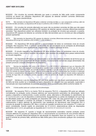 ABNT NBR 5410:2004
126 © ABNT 2004 ņ Todos os direitos reservados
6.3.3.2.2 Em circuitos de corrente alternada nos quais a corrente de falta pode conter componente
contínua só devem ser utilizados dispositivos DR capazes de detectar também correntes diferenciais-
residuais com essas características.
NOTA São exemplos de dispositivos DR aptos a detectar correntes de falta c.a. com componente contínua, além de
correntes de falta senoidais, os dispositivos DR do tipo A conforme a IEC 61008-2-1 e IEC 61009-2-1.
6.3.3.2.3 Em circuitos de corrente alternada nos quais não se prevêem correntes de falta que não sejam
senoidais, podem ser utilizados dispositivos DR capazes de detectar apenas correntes diferenciais-residuais
senoidais. Tais dispositivos podem ser utilizados também na proteção de circuitos que possuam, a jusante,
dispositivos DR capazes de detectar as correntes de falta não-senoidais que os circuitos por eles protegidos
possam apresentar.
NOTA São exemplos de dispositivos DR capazes de detectar correntes diferenciais-residuais senoidais, apenas, os
dispositivos DR do tipo AC conforme a IEC 61008-2-1 e IEC 61009-2-1.
6.3.3.2.4 Os dispositivos DR devem garantir o seccionamento de todos os condutores vivos do circuito
protegido. Nos esquema TN-S, o condutor neutro pode não ser seccionado se as condições de alimentação
permitirem considerá-lo como apresentando, seguramente, o mesmo potencial da terra.
6.3.3.2.5 O circuito magnético dos dispositivos DR deve envolver todos os condutores vivos do circuito,
inclusive o neutro, mas nenhum condutor de proteção; todo condutor de proteção deve passar exteriormente
ao circuito magnético.
6.3.3.2.6 Os dispositivos DR devem ser selecionados e os circuitos elétricos divididos de tal forma que as
correntes de fuga à terra suscetíveis de circular durante o funcionamento normal das cargas alimentadas não
possam provocar a atuação intempestiva do dispositivo.
NOTA Normas de dispositivo DR, como a IEC 61008-2-1 e a IEC 61009-2-1 estabelecem que um dispositivo DR
deve seguramente atuar para qualquer corrente igual ou superior à sua corrente de disparo nominal; que ele não deve
atuar para correntes inferiores a 50% da corrente de disparo nominal; e que ele pode atuar com correntes entre 50% e
100% da corrente de disparo nominal. Assim, visando continuidade de serviço, a estruturação dos circuitos e a definição
do número e características dos dispositivos DR devem ser de modo a garantir que nenhum circuito venha a apresentar
corrente de fuga total, em condições normais, superior a 50% da corrente de disparo do dispositivo DR destinado a
protegê-lo.
6.3.3.2.7 Admite-se o uso de dispositivos DR com fonte auxiliar que não atuem automaticamente no caso
de falha da fonte auxiliar se a instalação na qual o dispositivo for utilizado tiver sua operação, supervisão e
manutenção sob responsabilidade de pessoas advertidas (BA4) ou qualificadas (BA5) conforme tabela 18.
NOTA A fonte auxiliar pode ser a própria rede de alimentação.
6.3.3.2.8 No esquema TN-S e no trecho TN-S do esquema TN-C-S, o dispositivo DR pode ser utilizado
normalmente na proteção contra choques elétricos por seccionamento automático da alimentação, tanto
quanto o dispositivo a sobrecorrente, e pode constituir, ainda, alternativa a dificuldades no atendimento de
5.1.2.2.4.2-d) com o uso de dispositivo a sobrecorrente. Equipamentos ou partes da instalação em que haja
tal dificuldade podem ser então protegidas por dispositivo DR. Caso não seja possível ligar as massas do
circuito assim protegido a condutor de proteção a montante do dispositivo DR, elas podem ser ligadas
coletivamente a algum eletrodo de aterramento cuja resistência de aterramento seja compatível com a
corrente de atuação do dispositivo DR. Mas o circuito em questão converte-se num esquema TT e deve ser
assim considerado, ficando sujeito às prescrições de 5.1.2.2.4.3, observando-se ainda as disposições
pertinentes de 5.1.2.2.3, em particular os requisitos de 5.1.2.2.3.3, 5.1.2.2.3.4 e 5.1.2.2.3.5.
6.3.3.2.9 No esquema IT, quando a função de seccionamento automático visando proteção contra
choques elétricos for provida por dispositivo DR e o seccionamento na ocorrência de uma primeira falta for
indesejado, a corrente diferencial-residual de não-atuação do dispositivo deve ser superior ou, no mínimo,
igual à corrente de primeira falta, admitindo-se falta direta para a terra envolvendo qualquer dos condutores
de fase.
Exemplar
para
uso
exclusivo
-
CONNECTCOM
TELEINFORMATICA
COMERCIO
E
SERVICOS
LTDA
-
00.308.141/0002-57
(Pedido
208272
Impresso:
22/01/2010)
 