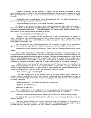 87
En toda mi experiencia nunca vi trabajar a mi maestro con una seriedad tan solemne. Yo sabía,
como lo sabía él, que se trataba de una lucha desesperada contra la muerte, y en una pausa se lo dije.
Me respondió de una manera que no pude comprender, pero con la mirada más seria que podía reflejar
su rostro:
—Si eso fuera todo, yo pararía aquí mismo donde estamos ahora y la dejaría desvanecerse en
paz, pues no veo ninguna luz en el horizonte de su vida.
Continuó su trabajo con un vigor, si es posible, renovado y más frenético.
Al cabo de un rato ambos comenzamos a ser conscientes de que el calor estaba comenzando a
tener algún efecto. El corazón de Lucy latió un poco más audiblemente al estetoscopio, y sus pulmones
tuvieron un movimiento perceptible. La cara de van Helsing casi irradió cuando la levantamos del baño y
la enrollamos en una sábana caliente para secarla. Me dijo:
—¡La primera victoria es nuestra! ¡Jaque al rey!
Llevamos a Lucy a otra habitación, que para entonces ya había sido preparada, y la metimos en
cama y la obligamos a que bebiera unas cuantas gotas de brandy. Yo noté que van Helsing ató un suave
pañuelo de seda alrededor de su cuello. Ella todavía estaba inconsciente, y estaba tan mal, si no peor, de
como jamás la hubiéramos visto.
Van Helsing llamó a una de las mujeres y le dijo que se quedara con ella y que no le quitara los
ojos de encima hasta que regresáramos. Luego me hizo una seña para que saliéramos del cuarto.
—Debemos consultar sobre lo que vamos a hacer —me dijo, mientras descendíamos por las
gradas.
En el corredor abrió la puerta del comedor y entramos en él, cerrando cuidadosamente la puerta.
Las persianas habían quedado abiertas, pero las celosías ya estaban bajadas, con esa obediencia a la
etiqueta de la muerte que la mujer británica de las clases inferiores siempre observa con rigidez. Por lo
tanto, el cuarto estaba bastante oscuro. Sin embargo, había suficiente luz para nuestros propósitos. La
seriedad de van Helsing se mitigaba un tanto por una mirada de perplejidad. Evidentemente estaba
torturando su cerebro acerca de algo, por lo que yo esperé unos instantes, al cabo de los cuales dijo:
—¿Qué vamos a hacer ahora? ¿A quién podemos recurrir? Debemos hacer otra transfusión de
sangre, y eso con prontitud, o la vida de esa pobre muchacha no va a durar una hora. Usted ya está
agotado; yo estoy agotado también. Yo temo confiar en esas mujeres, aun cuando tuviesen el valor de
someterse. ¿Qué debemos hacer por alguien que desee abrir sus venas por ella?
—Bien, entonces, ¿qué pasa conmigo?
La voz llegó desde el sofá al otro lado del cuarto, y sus tonos llevaron aliento y alegría a mi
corazón, pues eran los de Quincey Morris. Van Helsing lo miró enojado al primer sonido, pero su rostro se
suavizó y una mirada alegre le asomó por los ojos cuando yo grité: "¡Quincey Morris!", y corrí hacia él con
los brazos extendidos.
—¿Qué te trajo aquí? —le pregunté, al estrecharnos las manos.
—Supongo que la causa es Art.
Me entregó un telegrama:
"No he tenido noticias de Seward durante tres días, y estoy terriblemente ansioso. No puedo ir. Mi
padre en el mismo estado. Envíame noticias del estado de Lucy. No tardes. HOLMWOOD ."
—Creo que he llegado apenas a tiempo. Sabes que sólo tienes que decirme qué debo hacer.
Van Helsing dio unos pasos hacia adelante y tomó su mano, mirándolo fijamente a los ojos
mientras le decía:
—La mejor cosa que hay en este mundo cuando una mujer está en peligro, es la sangre de un
hombre valiente. Usted es un hombre, y no hay duda. Bien, el diablo puede trabajar contra nosotros
haciendo todos sus esfuerzos, pero Dios nos envía hombres cuando los necesitamos.
 