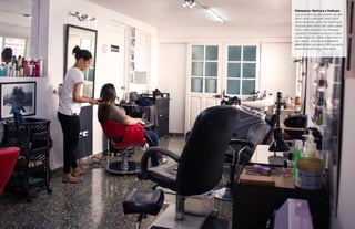 {40}www.revistavenuscuba.wordpress.com
revistavenus@gmail.com {41}www.revistavenuscuba.wordpress.com
revistavenus@gmail.com
Peluquería, Manicura y Pedicura
Los servicios de peluquería van des-
de el corte y peinado hasta otros
tan solicitados como los tratamien-
tos para afecciones del cuero cabe-
lludo o de relajación con masajes
capilares. También se llevan a cabo
la decoloración, tintes e iluminacio-
nes, desriz, cold wave, keratina,
extensiones, peinados con recogido,
pestañas postizas y maquillaje.
 