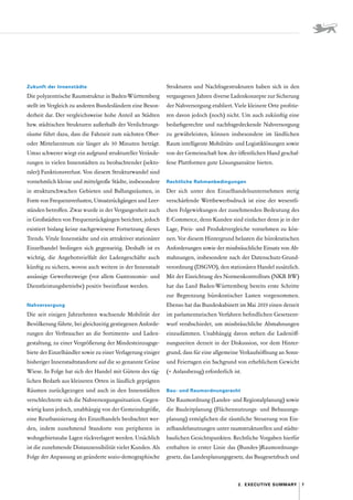 7
2.  Executive Summary
Zukunft der Innenstädte
Die polyzentrische Raumstruktur in Baden-Württemberg
stellt im Vergleich zu anderen Bundesländern eine Beson-
derheit dar. Der vergleichsweise hohe Anteil an Städten
bzw. städtischen Strukturen außerhalb der Verdichtungs-
räume führt dazu, dass die Fahrzeit zum nächsten Ober-
oder Mittelzentrum nie länger als 30 Minuten beträgt.
Umso schwerer wiegt ein aufgrund struktureller Verände-
rungen in vielen Innenstädten zu beobachtender (sekto-
raler) Funktionsverlust. Von diesem Strukturwandel sind
vornehmlich kleine und mittelgroße Städte, insbesondere
in strukturschwachen Gebieten und Ballungsräumen, in
Form von Frequenzverlusten, Umsatzrückgängen und Leer-
ständen betroffen. Zwar wurde in der Vergangenheit auch
in Großstädten von Frequenzrückgängen berichtet, jedoch
existiert bislang keine nachgewiesene Fortsetzung dieses
Trends. Vitale Innenstädte und ein attraktiver stationärer
Einzelhandel bedingen sich gegenseitig. Deshalb ist es
wichtig, die Angebotsvielfalt der Ladengeschäfte auch
künftig zu sichern, wovon auch weitere in der Innenstadt
ansässige Gewerbezweige (vor allem Gastronomie- und
Dienstleistungsbetriebe) positiv beeinflusst werden.
Nahversorgung
Die seit einigen Jahrzehnten wachsende Mobilität der
Bevölkerung führte, bei gleichzeitig gestiegenen Anforde-
rungen der Verbraucher an die Sortiments- und Laden-
gestaltung, zu einer Vergrößerung der Mindesteinzugsge-
biete der Einzelhändler sowie zu einer Verlagerung einiger
bisheriger Innenstadtstandorte auf die so genannte Grüne
Wiese. In Folge hat sich der Handel mit Gütern des täg-
lichen Bedarfs aus kleineren Orten in ländlich geprägten
Räumen zurückgezogen und auch in den Innenstädten
verschlechterte sich die Nahversorgungssituation. Gegen-
wärtig kann jedoch, unabhängig von der Gemeindegröße,
eine Reurbanisierung des Einzelhandels beobachtet wer-
den, indem zunehmend Standorte von peripheren in
wohngebietsnahe Lagen rückverlagert werden. Ursächlich
ist die zunehmende Distanzsensibilität vieler Kunden. Als
Folge der Anpassung an geänderte sozio-demographische
Strukturen und Nachfragestrukturen haben sich in den
vergangenen Jahren diverse Ladenkonzepte zur Sicherung
der Nahversorgung etabliert. Viele kleinere Orte profitie-
ren davon jedoch (noch) nicht. Um auch zukünftig eine
bedarfsgerechte und nachfragedeckende Nahversorgung
zu gewährleisten, können insbesondere im ländlichen
Raum intelligente Mobilitäts- und Logistiklösungen sowie
von der Gemeinschaft bzw. der öffentlichen Hand geschaf-
fene Plattformen gute Lösungsansätze bieten.
Rechtliche Rahmenbedingungen
Der sich unter den Einzelhandelsunternehmen stetig
­
verschärfende Wettbewerbsdruck ist eine der wesentli-
chen Folgewirkungen der zunehmenden Bedeutung des
E-Commerce, denn Kunden sind einfacher denn je in der
Lage, Preis- und Produktvergleiche vornehmen zu kön-
nen. Vor diesem Hintergrund belasten die bürokratischen
­
Anforderungen sowie der missbräuchliche Einsatz von Ab-
mahnungen, insbesondere nach der Datenschutz-Grund-
verordnung (DSGVO), den stationären Handel zusätzlich.
Mit der Einrichtung des Normenkontrollrats (NKR BW)
hat das Land Baden-Württemberg bereits erste Schritte
zur Begrenzung bürokratischer Lasten vorgenommen.
Ebenso hat das Bundeskabinett im Mai 2019 einen derzeit
im parlamentarischen Verfahren befindlichen Gesetzent-
wurf verabschiedet, um missbräuchliche Abmahnungen
einzudämmen. Unabhängig davon stehen die Ladenöff-
nungszeiten derzeit in der Diskussion, vor dem Hinter-
grund, dass für eine allgemeine Verkaufsöffnung an Sonn-
und Feiertagen ein Sachgrund von erheblichem Gewicht
(= Anlassbezug) erforderlich ist.
Bau- und Raumordnungsrecht
Die Raumordnung (Landes- und Regionalplanung) sowie
die Bauleitplanung (Flächennutzungs- und Bebauungs-
planung) ermöglichen die räumliche Steuerung von Ein-
zelhandelsnutzungen unter raumstrukturellen und städte-
baulichen Gesichtspunkten. Rechtliche Vorgaben hierfür
enthalten in erster Linie das (Bundes-)Raumordnungs-
gesetz, das Landesplanungsgesetz, das Baugesetzbuch und
 