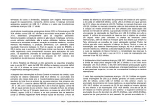 Acompanhamento Conjuntural – 9/2011




remessas de lucros e dividendos, despesas com viagens internacionais,           entrada de dólares no acumulado dos primeiros oito meses do ano superou
aluguel de equipamentos, transporte, dentre outros. A balança comercial         o de saída em US$ 59,8 bilhões, contra US$ 3,4 bilhões em igual período
apresentou superávit de US$ 16,1 bilhões e o saldo das transferências           de 2010, reflexo da entrada de US$ 30,7 bilhões no mercado financeiro e de
unilaterais alcançou US$ 1,7 bilhão.                                            US$ 29,1 bilhões no mercado comercial. Além da forte entrada de recursos,
                                                                                a cotação da moeda americana tem sido afetada pela especulação dos
A entrada de investimentos estrangeiros diretos (IED) no País alcançou US$      bancos no mercado de câmbio, cuja posição vendida em Dólar, que reflete
38,4 bilhões, contra US$ 14,7 bilhões no acumulado entre janeiro e julho de     uma aposta na valorização do Real ficou em US$ 6,3 bilhões em julho e
2010, destinados principalmente para as seguintes atividades:                   agosto. A política de acumulação de reservas tem o objetivo de constituir
telecomunicações; extração de petróleo e gás natural; metalurgia; comércio,     um seguro maior para combater os efeitos de eventuais crises
exceto veículos; eletricidade, gás e outras utilidades; bebidas; serviços       internacionais, além de retirar do mercado parte dos dólares que entram no
financeiros e atividades auxiliares; extração de minerais metálicos; produtos   País, diminuindo as pressões de maior valorização cambial. Porém, tal
minerais não-metálicos; e produtos alimentícios. Em seminário sobre             política gera alto custo: segundo o balanço do Banco Central, o custo de
regulação financeira realizado no final de agosto na sede do BNDES, o           manutenção das reservas internacionais alcançou R$ 44,5 bilhões no 1º
IPEA alertou que o aumento do IED pode indicar que bancos e empresas            semestre deste ano, refletindo a desvalorização do dólar e a diferença entre
estão registrando como investimento recursos para aplicações de curto           o custo de captação do Banco Central e a rentabilidade das reservas. A
prazo. Tal expediente, chamado de “arbitragem regulatória”, estaria sendo       título comparativo, em todo o ano de 2010, o custo de manutenção das
utilizado para burlar o aumento da alíquota de IOF cobrado dos                  reservas foi de R$ 26,5 bilhões.
empréstimos de até dois anos tomados do exterior.
                                                                                A dívida externa total brasileira alcançou US$ 297,1 bilhões em julho, tendo
O último Relatório de Mercado do BC apresenta as seguintes projeções            a dívida de longo prazo atingido US$ 247,6 bilhões e a de curto prazo
para o ano de 2011: saldo de US$ 23,8 bilhões na balança comercial, déficit     totalizado US$ 49,5 bilhões. O BC tem demonstrado preocupação quanto
de US$ 57,9 bilhões na conta corrente e fluxo de US$ 55 bilhões em              ao grande volume de recursos captado por empresas brasileiras no exterior
investimentos estrangeiros diretos.                                             e seus possíveis impactos, no caso de uma eventual mudança no cenário
                                                                                internacional.
A despeito das intervenções do Banco Central no mercado de câmbio, cujas
compras de dólares totalizaram US$ 49,8 bilhões no acumulado dos                O valor das exportações brasileiras alcançou US$ 26,2 bilhões em agosto,
primeiros oito meses deste ano, a moeda brasileira segue valorizada como        contra importações de US$ 22,3 bilhões, gerando um saldo comercial de
resultado do forte fluxo de entrada de recursos externos. Nos primeiros oito    US$ 3,9 bilhões, contra US$ 3,1 bilhões no mês anterior. Assim, no
meses de 2011, a taxa de câmbio R$/US$ comercial (compra) oscilou entre         acumulado dos primeiros oito meses deste ano, as exportações alcançaram
1,53 e 1,69, com o dólar alcançando R$ 1,59 no final de agosto, contra R$       US$ 166,7 bilhões, um aumento de 32,2% em relação ao mesmo período
1,76 em igual período do ano anterior. Após a redução do fluxo de entrada       do ano anterior, e as importações, US$ 146,8 bilhões, uma alta de 28,2%
de dólares no País no 2º trimestre deste ano, os meses de julho (US$ 15,8       em relação ao mesmo período do ano anterior. O superávit comercial no
bilhões), agosto (US$ 4,2 bilhões) e os dois primeiros dias de setembro         acumulado do ano foi da ordem de US$ 19,6 bilhões, valor US$ 8,3 bilhões
(US$ 5,3 bilhões) registraram forte entrada líquida de recursos. O fluxo de     superior ao de igual período do ano passado. No período acumulado de 12


                                                                                                                                                               6
 
