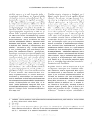 1 0 5
Shkolla Rajonale e Drejtësisë Tranzicionale - Buletin
Fondi për të Drejtën Humanitare
mërisht të marrin rol më të madh viktimat dhe familjet e
tyre, artistët, të rinjtë dhe grupet tjera shoqërore. Praktika
e deritanishme dominonte është shembull negativ dhe më
shumë e thellon problemin. Para së gjithash, qeveria në Ser-
bi duhet të pranojë faktet e vendosura për krimet e luftës
dhe të bëjë tentime të mëtutjeshme në këtë shikim si dhe të
pranojë se krimet e luftës janë kryer, se individë të caktuar
janë shpallur përgjegjës për to, që do të dërgojnë edhe më
tutje në atë se Serbia shumë më qartë dhe vendosmërisht
e pranon përgjegjësinë për pjesëmarrje në luftë. Nga kjo
mund të rrjedhë një praktikë tjetër e ngritjes së memori-
alit. Debati, i cili u bë rreth asaj se nëse duhet që kryerësve
të krimeve vetanake t’u ngritën përmendore, tanimë është
bërë në Gjermani pas Luftës së Dytë Botërore dhe kështu
Valter dhe Augshtajn kanë pohuar se “nuk mund t’i ngritë
përmendore turpit vetanak”32
, ndërsa Habermas ka qenë
në qëndrimin tjetër: “Habermas ka tërhequr vërejtjen se të
menduarit e tillë qëndron në kultin e viktimës. Domethënë
se vetëm viktimës aktive për komb mund t’i ngritët përku-
jtimore. Nëse pasardhësit e xhelatit sot i ngrenë përmen-
dore një vepre monstruoze, pra viktimave të huaja, kjo është
një perspektivë tjetër. Kjo përmendore nuk do ta tërheqë
vëmendjen e vizitorëve për të vrarët e tyre, kjo nuk është
përmendore si ajo në Uashington, që është ngritur për
amerikanët e vrarë në Vietnam. Kjo është përmendore, të
cilën gjermanët e ngritën për viktimat e terrorit të vet, të
cilët vetë i kanë shënuar si armiq dhe qenie më të ulët. Kjo
është tashmë kalim i kuﬁrit autokritik. Holokausti kërkonte
nga gjermanët përgjegjësi morale personale, që është e pa-
pajtueshme me mënyrat konvencionale të kultit nacional të
të vdekurve (Habermas 1999).“33
Serbia do të duhej të ud-
hëhiqej më fjalët e Habermasit para mendimit “konkurrent”
nëse dëshiron që të vendoset sipas rolit të saj në luftërat e
viteve të nëntëdhjeta. Vërtetim i mëtutjeshëm i kësaj është
marrëdhënia e tanishme ndaj Holokaustit dhe viktimave të
nazizmit. Deri te ky përfundim vjen Kulj kur thotë: “Pra, sh-
embull i kulturës antifashiste të kujtimit nuk duhet të jetë
përmendorja e Uashingtonit për Amerikanët e rënë në Viet-
nam, por Holokausti i Berlinit përmendorja e viktimave të
krimeve gjermane.“34
Të gjitha tentimet e mëtutjeshme të ballafaqimit me të
kaluarën mund të dështojnë nëse një praktikë e tillë nuk
ndryshohet dhe nuk ndalet me tregim dominant. E vet-
mja mënyrë që të ndërpritet me këtë praktikë është që të
ndryshojë tregimi dominues e që është e mundur të bëhet
ekskluzivisht më anë të rrugës së vendosjes së fakteve dhe
formimit të tregimit të ri bazuar në to. Një punë e tillë nuk
është e lehtë, kërkon vullnet politik, duhet të bëhet në niv-
elin rajonal dhe kërkon shoqëri civile të fortë dhe të orga-
nizuar. Roli i shoqërisë civile është që të iniciojë procese që
dërgojnë rreth ballafaqimit serioz me të kaluarën, e për çka
shtetet sot nuk kanë vullnet krahas mungesës së guximit
ose mohimit të krimeve të luftës ose të vetë konﬂiktit. Një
aktivitet i tillë i shoqërisë civile duhet të bëhet në nivel ra-
jonal, që të marrin pjesë të gjitha palët që dikur kanë qenë në
konﬂikt. Secili investim në procesin e vendosjes së fakteve,
e cila merret me të gjitha aspektet e krimeve, që janë kryer
gjatë konﬂiktit, nuk është e mundur që të kryhen në mënyrë
unilaterale, por vetëm me bashkëpunim me shtetet tjera të
krijuara në hapësirën e Jugosllavisë së dikurshme. Puna e
mëtutjeshme e vendosjes e një tregimi ndryshe kërkon që
faktet e vendosura të jenë të pranuara nga ana e qytetarëve
dhe qytetareve, gjë që kërkon aktivitet të madh të shoqërisë
civile dhe rol të saj në informimin dhe edukimin, të paktën
deri në atë moment kur shtetet marrin hapa konkretë në re-
forma institucionale dhe edukative.
Prapë është vështirë të pritet që shoqëria civile do të jetë
ajo që procesin e ballafaqimit me të kaluarën dhe vendos-
jen e fakteve do ta “bartë në shpinën e vet”. Aktor kryesor,
ose të themi aktorët që duhet t’i zgjedhin këto çështje janë
shtetet, që janë formuar me shpërbërjen e Jugosllavisë. Në
vetë ﬁllim janë përmendur Louis Joinet, i cili i ka përcak-
tuar të drejtat që viktimat i kanë dhe Juan Mendez, i cili i
ka përcaktuar përgjegjësitë që i kanë shtetet në realizimin
e këtyre të drejtave. Në raportin, të cilin e ka përpiluar Joi-
net, e drejta në të vërtetën është e përcaktuar më gjerë se
e drejta e anëtarëve të familjes dhe më të afërmëve që të
dinë se çfarë ka ndodhur. Ajo është e formuluar si e dre-
jtë kolektive.35
“E drejta në të vërtetën është gjithashtu e
32 Todor Kulić, Kapërcimi i së kaluarës: shkaqet dhe drejtimet e ndryshimit të formës së historisë në fund të shekullit XX, “Këshilli i Helsinkit
për drejtat e njeriut në Serbi”, Beograd, faqe 202.
33 Ibid, str. 212.
34 Ibid, str. 420.
35 Question of the impunity of perpetrators of human rights violations (civil and political), Final report prepared by Mr. Joinet pursuant
to Sub-Commission decision 1996/119, faqe 5, qasur me: http://www.dealingwiththepast.ch/ﬁleadmin/user_upload/2013_Course/Read-
ings_2013/1_Joinet-Question_of_the_impunity_of_perpetrators_of_HR_Violations.pdf.
 
