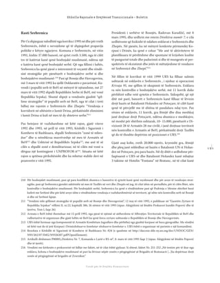 1 5 1
Shkolla Rajonale e Drejtësisë Tranzicionale - Buletin
Fondi për të Drejtën Humanitare
Rasti Srebrenica
Përt’ushpjeguarndodhitëngakorrikui1995nëdhepërrreth
Srebrenicës, është e nevojshme që të shpjegohet prapavija
politike e këtyre ngjarjeve. Komuna e Srebrenicës, në vitin
1991, kishte 37.000 banorë, në qytet rreth 3.500, nga të cilët
tre të katërtat kanë qenë boshnjakë muslimanë, ndërsa një
e katërta kanë qenë boshnjakë serbë. Që nga ﬁllimi i luftës,
Srebrenica ka qenë pjesë e interesimit të veçantë dhe rëndë-
sisë strategjike për pjesëtarët e boshnjakëve serbë si dhe
boshnjakëve muslimanë-210
Pasi që Bosnja dhe Hercegovina,
më 3 mars të vitit 1992 ka sjellë Deklaratën e pavarësisë, Ku-
vendi i popullit serb të BeH në mënyrë të njëanshme, më 27
mars të vitit 1992 shpalli Republikën Serbe të BeH, më vonë
Republika Srpska). Shumë shpejt u vendosën gjashtë “qël-
lime strategjike” të popullit serb në BeH, nga të cilat i treti
lidhej me rajonin e Srebrenicës dhe Zhepës: “Vendosja e
korridorit në ultësirën e lumit Drina, përkatësisht eliminimi
i lumit Drina si kuﬁ në mes të dy shteteve serbe.”211
Pas betejave të vazhdueshme në këtë rajon, gjatë viteve
1992 dhe 1993, në prill të vitit 1993, Këshilli i Sigurimit i
Kombeve të Bashkuara, shpalli Srebrenicën “zonë të mbro-
jtur” dhe u nënshkrua marrëveshje në mes të Armatës së
BeH212
dhe Ushtrisë së Republikës Srpska213
, me anë të së
cilës u shpallë zonë e demilitarizuar, në të cilën më vonë u
dërgua një kontingjent i UNPROFOR-it214
. Situata në këtë
rajon u qetësua përkohësisht dhe ka mbetur stabile deri në
pranverën e vitit 1995.
Presidenti i serbëve të Bosnjës, Radovan Karadžić, më 8
mars 1995, dha urdhrin me emrin Direktiva numër 7, e cila
urdhëronte që ﬁzikisht të ndahen enklavat e Srebrenicës dhe
Zhepës. Në pjesën, ku në mënyrë konkrete përmendej Ko-
rpusi i Drinës, ka qenë e cekur ”Me anë të aktiviteteve të
planiﬁkuara të përditshme dhe spontane të krijohen kushte
të pasigurisë totale dhe padurimit si dhe të mungesës së per-
spektivës të ekzistimit dhe jetës të mëtutjeshme të vendasve
në Srebrenicë dhe Zhepë.”215
Në ﬁllim të korrikut të vitit 1999 URS ka ﬁlluar sulmin
ushtarak në enklavën e Srebrenicës , i njohur si operacioni
Krivaja 95, me qëllim të okupimit të Srebrenicës. Enklava
ra nën kontrollin e boshnjakëve serbë, më 11 korrik duke
përfshirë edhe vetë qytetin e Srebrenicës. Sidoqoftë, që një
ditë më parë, banorët e Srebrenicës kanë ﬁlluar të lëvizin
drejt bazës së Batalionit Holandez në Potoçare, të cilët kanë
qenë të përcjellë me të shtëna të pandalura ndaj tyre. Pas
rënies së enklavës, 11 korrik, gra fëmijë dhe disa meshkuj
janë drejtuar drejt Potoçarit, ndërsa shumica e meshkujve,
në moshë për shërbim ushtarak, 10- 15.000, pjesëtarët e Di-
vizionit 28 të Armatës 28 me civilë, i janë drejtuar territorit
nën kontrollin e Armatës së BeH, përkatësisht drejt Tuzllës
që do të thoshte depërtim në pozicionet e URS.216
Gjatë asaj kohe, rreth 20.000 njerëz, kryesisht gra, fëmijë
dhe pleq janë mbledhur në bazën e Batalionit UN-it Holan-
dez në Potoçare, pra para bazës. Në dy ditët e ardhshme për-
faqësuesit e URS-së dhe Batalionit Holandez kanë mbajtur
3 takime në Hotelin “Fontana” në Bratunc, në të cilat kanë
210 Për boshnjakët muslimanë, pasi që para konﬂiktit shumica e banorëve të qytetit kanë qenë myslimanë dhe për arsye të vendosjes strat-
egjike, pasi që Srebrenica gjendet saktësisht në mes të Tuzllës në veri dhe Zhepës në jug, të cilat ishin në periudhën, për të cilën ﬂitet, nën
kontrollin e boshnjakëve muslimanë. Për boshnjakët serbë, Srebrenica ka qenë e rëndësishme pasi që Podrinja e Mesme shtrihet buzë
kuﬁrit me Serbinë dhe për këtë arsye ishte e rëndësishme vendosja e vazhdueshmërisë së territorit, që ishte nën kontrollin serb në Bosnjë
si dhe në Serbinë fqinje.
211 “Vendimi mbi qëllimet strategjike të popullit serb në Bosnje dhe Hercegovinë”, 12 maj të vitit 1992, e publikuar në “Gazetën Zyrtare të
Republika Srpskas” vëllimi II, nr.22, kapitulli 386, 26 nëntor të vitit 1993 (sipas: Aktgjykimi në lëndën Prokurori kundër Popović dhe të
tjerëve, Tom I, faqe 26).
212 Armata e BeH është themeluar më 15 prill 1992, nga pjesë të njësisë së atëhershme të Mbrojtjes Territoriale të Republikës së BeH dhe
vullnetarëve të organizuar dhe gjatë luftës në BeH ka qenë forca zyrtare ushtarake e Republikës së Bosnje dhe Hercegovinës.
213 URS është formuar nga komponentë të Armatës Kombëtare Jugosllave dhe përbëhej nga gjashtë korpuse në baza gjeograﬁke. Me rëndësi
në këtë rast do të jetë Korpusi i Drinëxhshuarve kombetar xhshuarve kombetar s. URS është e organizuar në parimin e një komandimi.
214 Rezoluta e Këshillit të Sigurimit të Kombeve të Bashkuara Nr. 824 (e qasshme në http://daccess-dds-ny.un.org/doc/UNDOC/GEN/
N93/262/07/IMG/N9326207.pdf?OpenElement).
215 Artikulli dëshmues P00005„Direktiva Nr. 7, Komanda e Lartë e RS-së“, 8. mars të vitit 1995 faqe 2 (sipas: Aktgjykimi në lëndën Popović
dhe të tjerët).
216 Vendimi me kërkesën e prokurorisë në lidhje me faktet, në të cilat është gjykuar. Si shtesë, faktet Nr. 251-252 „Në tentim për të ikur nga
enklava, kolona e boshnjakëve muslimanë së pari ka lëvizur nëpër zonën e përgjegjësisë së Brigadës së Bratunacit [...]ka depërtuar drejt
zonës së përgjegjësisë së brigadës së Zvornikut.“
 