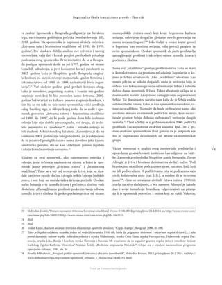 1 5
Regionalna škola tranzicione pravde - Zbornik
Fond za humanitarno pravo
ve prakse. Spomenik u Beogradu podignut je na Savskom
trgu, na trinaestu godišnjicu početka bombardovanja SRJ,
2012. godine. Na spomeniku je napisana sledeća rečenica:
„Žrtvama rata i braniocima otadžbine od 1990. do 1999.
godine“. Pre ulaska u dublju analizu ove rečenice i samog
memorijala, valja dati i kratak pregled prethodnih pokušaja
podizanja ovog spomenika. Prve inicijative da se u Beogra-
du podigne spomenik došle su još 1997. godine od strane
boračkih udruženja, a prvi konkretni koraci preduzeti su
2002. godine kada je Skupština grada Beograda raspisa-
la konkurs za idejno rešenje memorijala „palim borcima i
žrtvama ratova od 1990. do 1999. na teritoriji bivše Jugos-
lavije“.23
Već sledeće godine grad povlači konkurs zbog,
kako je navedeno, pogrešnog naziva, i kasnije iste godine
raspisuje novi koji bi bio posvećen samo žrtvama. 2005.
godine Sekretarijat za kulturu ponovo raspisuje konkurs, s
tim što se on sada ne tiče samo spomenika, već i uređenja
celog Savskog trga, u sklopu kojeg treba da se nađe i spo-
menik posvećen „žrtvama ratova i braniocima otadžbine
od 1990. do 1999.“, da bi posle godinu dana bilo izabrano
rešenje koje nije dobilo prvu nagradu, već drugu, ali je do-
bilo preporuku za izvođenje.24
Autor i autorka rešenja su
bili studenti Arhitektonskog fakulteta. Zanimljivo je da na
konkursu 2003. godine nije bilo pobednika, jer je zaključeno
da ni jedan od pristiglih radova nema dovoljno jaku i jasnu
umetničku poruku, što se kao kriterijum gotovo izgubilo
kada je konačno rešenje usvojeno.25
Ključno za ovaj spomenik, ako zanemarimo estetiku i
rešenje, jeste rečenica napisana na njemu u kojoj je spo-
menik jasno posvećen „žrtvama ratova“ i „braniocima
otadžbine“. Time se u isti red svrstavaju žrtve, koje su stra-
dale kao žrtve ratnih zločina i drugih teških kršenja ljudskih
prava, i oni koji su možda takva kršenja počinili. Ovakav
način brisanja crte između žrtava i počinioca zločina vodi
sledećem: „Zamagljivanje prošlosti preko izvrtanja odnosa
između žrtvi i dželata ili preko povlačenja crte od strane
monopolskih centara moći koji kroje hegemonu kulturu
sećanja, uslovljava drugačije gledanje novih generacija na
mesta sećanja (logore).“26
Iako Kuljić u svojoj knjizi govori
o logorima kao mestima sećanja, valja povući paralelu sa
ovim spomenikom. Ovakav spomenik de facto predstavlja
zamagljivanje prošlosti i iskrivljen odnos između žrtava i
počinioca zločina.
Sama reč „otadžbina“ postaje problematična kada se stavi
u kontekst ratova na prostoru nekadašnje Jugoslavije u ko-
jima je Srbija učestvovala. Ako „otadžbinu“ shvatimo kao
mesto gde su se sukobi događali, onda je teritorija koja je
viđena kao takva mnogo veća od teritorije Srbije i zahvata
delove danas suverenih država. Takvo shvatanje uklapa se u
dominantni narativ i doprinosi zamagljivanju odgovornosti
Srbije. Taj dominantni narativ nam kaže da je Srbija vodila
oslobodilačke ratove, kako je i na spomeniku navedeno, ra-
tove za otadžbinu. To može da bude prihvaćeno samo ako
uvažimo stavove ekstremnih političkih struja, koje su ocr-
tavale granice Srbije duboko zahvatajući teritorije drugih
zemalja.27
Vlast u Srbiji se u godinama nakon 2000. politički
proﬁlisala kao suprotnost ovakvim idejama. Ipak, 2012. go-
dine ovakvim spomenikom vlast gotovo da je potpisala sve
što je zagovarano devedesetih od strane ekstremističkih
grupa.
Važan momenat u analizi ovog memorijala predstavlja i
opravdanje gradskih vlasti korišćeno kao odgovor na kriti-
ke. Zamenik predsednika Skupštine grada Beograda, Zoran
Alimpić je žrtve i branioce deﬁnisao na sledeći način: “Pod
braniocima otadžbine podrazumevaju se, naravno, ljudi koji
su bili pod oružjem. A pod žrtvama rata se podrazumevaju
civili, kolateralna šteta (ital. L.B.), ja mislim da je to svima
jasno”28
, čime se stradanje civilnih žrtava ratova 1990-tih
stavlja na nivo slučajnosti, a bez namere. Alimpić je takođe
dao i svoje tumačenje branilaca, odgovarajući na pitanje
da li je spomenik posvećen i onima koji su rušili Vukovar,
23 Slobodan Kostić, “Pomen neznanim žrtvama, borcima i otadžbini”, Vreme: 1108, 2012, pristupljeno 28.2.2014. na http://www.vreme.com/
cms/view.php?id=1043515http://www.vreme.com/cms/view.php?id=1043515.
24 Ibid.
25 Ibid.
26 Todor Kuljić, Kultura sećanja: teorijska objašnjenja upotrebe prošlosti, “Čigoja štampa”, Beograd, 2006, str.190.
27 Tako je Srpska radikalna stranka, jedna od vodećih stranaka 1990-tih, htela da „u granice slobodne i nezavisne srpske države […] uđu
pored današnje, sužene srpske federalne jedinice i srpska Makedonija, srpska Crna Gora, srpska Hercegovina, Dubrovnik, srpska Dal-
macija, srpska Lika, Banija i Kordun, srpska Slavonija i Baranja. Mi smatramo da su zapadne granice srpske države omeđene linijom
Karlobag-Ogulin-Karlovac-Virovitica.“ Vojislav Šešelj, „Bezbolna amputacija Hrvatske“, Srbija: sve o srpskom nacionalnom programu
(specijalno izdanje), 1991, str. 34.
28 Branka Mihajlović, „Beograd podiže spomenik žrtvama i ubicama devedesetih“, Slobodna Evropa, 2012, pristupljeno 28.2.2014. na http://
www.slobodnaevropa.org/content/spomenik_zrtvama_i_zlocincima/24485192.html.
 