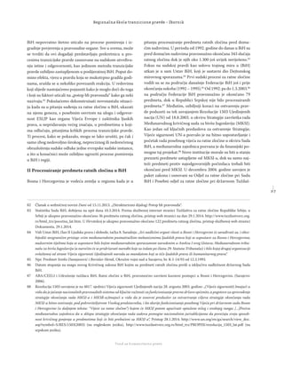 2 7
Regionalna škola tranzicione pravde - Zbornik
Fond za humanitarno pravo
BiH nepovratno štetno uticalo na procese pomirenja i iz-
gradnje povjerenja u pravosudne organe. Sve u svemu, može
se tvrditi da ovi događaji predstavljaju prekretnicu u pro-
cesima tranzicijske pravde zasnovane na sudskom utvrđiva-
nju istine i odgovornosti, kao jedinom metodu tranzicijske
pravde ozbiljno zastupljenom u poslijeratnoj BiH. Poput do-
mino efekta, vjera u pravdu koja se mukotrpno gradila godi-
nama, srušila se u nekoliko povezanih reakcija. U redovima
koji slijede nastojaćemo pojasniti kako je moglo doći do toga
i koji su faktori uticali na „potop bh pravosuđa“ kako ga neki
nazivaju.82
Pokušaćemo dekonstruisati novonastalu situaci-
ju kada su u pitanju suđenja za ratne zločine u BiH, ukazati
na njenu genezu, s posebnim osvrtom na ulogu i odgovor-
nost ESLJP kao organa Vijeća Evrope i zaštitnika ljuskih
prava, u nepridavanju većeg značaja, u predmetima u koji-
ma odlučuju, pitanjima krhkih procesa tranzicijske pravde.
Ti procesi, kako se pokazalo, mogu se lako urušiti, pa čak i
samo zbog nedovoljno širokog, nepreciznog ili nedorečenog
obrazloženja sudske odluke jedne evropske sudske instance,
a što u konačnici može ozbiljno ugroziti procese pomirenja
u BiH i regiji.
II Procesuiranje predmeta ratnih zločina u BiH
Bosna i Hercegovina je vodeća zemlja u regionu kada je u
pitanju procesuiranje predmeta ratnih zločina pred doma-
ćim sudovima. U periodu od 1992. godine do danas u BiH su
pred domaćim sudovima pravosnažno okončana 343 slučaja
ratnog zločina dok je njih oko 1.300 još uvijek neriješeno.83
Fokus na sudskoj pravdi kao uslovu trajnog mira u (BiH)
utkan je u sam Ustav BiH, koji je sastavni dio Dejtonskog
mirovnog sporazuma.84
Prvi sudski procesi za ratne zločine
vodili su se na području današnje Federacije BiH još i prije
okončanja sukoba (1992 – 1995).85
Od 1992. pa do 1.3.2003.86
na području Federacije BiH pravosnažno je okončano 79
predmeta, dok u Republici Srpskoj nije bilo procesuiranih
predmeta.87
Međutim, ozbiljniji koraci na ostvarenju prav-
de poduzeti su tek usvajanjem Rezolucije 1503 Ujedinjenih
nacija (UN) od 18.8.2003. u okviru Strategije završetka rada
Međunarodnog krivičnog suda za bivšu Jugoslaviju (MKSJ).
Kao jedan od ključnih preduslova za ostvarenje Strategije,
Vijeće sigurnosti UN-a pozvalo je na hitno uspostavljanje i
početak rada posebnog vijeća za ratne zločine u okviru Suda
BiH, a međunarodna zajednica pozvana je da ﬁnansijski po-
mogne taj projekat.88
Nove institucije morale su biti u stanju
preuzeti predmete ustupljene od MKSJ-a, dok su samo naj-
teži predmeti protiv najodgovornijih počinilaca trebali biti
okončani pred MKSJ. U decembru 2004. godine usvojen je
paket zakona i osnovani su Odjel za ratne zločine pri Sudu
BiH i Posebni odjel za ratne zločine pri državnom Tužilaš-
82 Članak u sedmičnoj novini Dani od 15.11.2013. „(Strukturirani dijalog) Potop bh pravosuđa“.
83 Statistika Suda BiH, dobijena na upit dana 10.3.2014. Prema službenoj internet stranici Tužilaštva za ratne zločine Republike Srbije, u
Srbiji je ukupno pravosnažno okončano 36 predmeta ratnog zločina, pristup web stranici na dan 29.1.2014. http://www.tuzilastvorz.org.
rs/html_trz/pocetna_lat.htm. U Hrvatskoj je ukupno pravosnažno okočano 122 predmeta ratnog zločina, pristup službenoj web stranici
Dokumenta, 29.1.2014.
84 Vidi Ustav BiH, član II Ljudska prava i slobode, tačka 8. Saradnja: „Svi nadležni organi vlasti u Bosni i Hercegovini će sarađivati sa, i obez-
bijediti neograničen pristup: svim međunarodnim posmatračkim mehanizmima ljudskih prava koji se uspostave za Bosnu i Hercegovinu;
nadzornim tijelima koja se uspostave bilo kojim međunarodnim sporazumom navedenim u Aneksu I ovog Ustava; Međunarodnom tribu-
nalu za bivšu Jugoslaviju (a naročito će se pridržavati naredbi koje su izdate po članu 29. Statuta Tribunala); i bilo kojoj drugoj organizaciji
ovlaštenoj od strane Vijeća sigurnosti Ujedinjenih naroda sa mandatom koji se tiče ljudskih prava ili humanitarnog prava”.
85 Npr. Predmet Sretko Damjanović i Borislav Herak, Okružni vojni sud u Sarajevu, br. K-I-14/93 od 12.3.1993.
86 Datum stupanja na snagu novog Krivičnog zakona BiH kojim su predmeti ratnih zločina prešli u isključivu nadležnost državnog Suda
BiH.
87 ABA/CEELI i Udruženje tužilaca BiH, Ratni zločini u BiH, pravomoćno završeni kazneni postupci u Bosni i Hercegovini, (Sarajevo:
2006).
88 Rezolucija 1503 usvojena je na 4817. sjednici Vijeća sigurnosti Ujedinjenih nacija 28. avgusta 2003. godine: „(Vijeće sigurnosti) Imajući u
vidu da je jačanje nacionalnih pravosudnih sistema od ključne važnosti za funkcionisanje pravne države općenito, a pogotovo za sprovođenje
strategije okončanja rada MKSJ-a i MKSR-a;Imajući u vidu da je osnovni preduslov za ostvarivanje ciljeva strategije okončanja rada
MKSJ-a hitno osnivanje, pod pokroviteljstvom Visokog predstavnika, i što skorije funkcionisanje posebnog Vijeća pri državnom sudu Bosne
i Hercegovine (u daljnjem tekstu: “Vijeće za ratne zločine”) kojem će MKSJ potom upućivati optužene nižeg i srednjeg ranga; [...]Poziva
međunarodnu zajednicu da u sklopu strategije okončanja rada sudova pomogne nacionalnim jurisdikcijama da povećaju svoju sposob-
nost krivičnog gonjenja u predmetima koji će biti prebačeni sa MKSJ-a“, Pristup 28.1.2014. http://www.un.org/en/ga/search/view_doc.
asp?symbol=S/RES/1503(2003) (na engleskom jeziku), http://www.tuzilastvorz.org.rs/html_trz/PROPISI/rezolucija_1503_lat.pdf (na
srpskom jeziku).
 