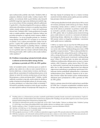 2 9
Regionalna škola tranzicione pravde - Zbornik
Fond za humanitarno pravo
njem međunarodne podrške radu Suda i Tužilaštva BiH, te
potpunim odlaskom stranih sudija i tužilaca krajem 2012.
godine, ove institucije došle su pod direktan udar domaćih
političkih snaga koje zagovaraju ukidanje pravosudnih orga-
na na nivou države ili bitno smanjenje njihovih nadležnosti.
U aprilu 2011. u Narodnoj skupštini RS usvojena je odluka o
održavanju referenduma na kojem su se građani tog entiteta
trebali, između ostalog, izjasniti i o tome da li podržavaju
državni Sud i Tužilaštvo BiH. Visoka predstavnica Evropske
unije za vanjsku politiku i sigurnost, Catherine Ashton, tim
povodom promptno je reagovala tražeći izmjenu odluke o
referendumu, i za uzvrat ponudila početak tzv. Strukturi-
ranog dijaloga između BiH i EU na kojem će se razmotriti
sva pitanja u vezi s radom pravosuđa BiH. Uprkos tom do-
govoru, u aprilu 2012. godine predstavnici dvije stranke u
Parlamentu BiH podnijeli su prijedlog Zakona o ukidanju
Suda i Tužilaštva BiH.97
Inicijativa nije urodila plodom, ali
su svi ti politički udari bez sumnje uzdrmali temelje jakog
državnog pravosuđa u BiH i naišli na oštru osudu međuna-
rodne zajednice.98
III. Problem vremenskog važenja krivičnih zakona
u odnosu na krivična djela ratnog zločina
počinjena u periodu od 1992. do 1995. godine
Jedno od temeljnih načela u krivičnom pravu je načelo le-
galiteta, koje nalaže da se niko ne može smatrati krivim za
krivično djelo koje, u vrijeme kada je izvršeno, nije bilo pro-
pisano bilo po unutrašnjem ili međunarodnom pravu, te da
nikome ne može biti izrečena strožija kazna od one koja je
bila propisana u vrijeme počinjenja djela99
. Nadalje, i možda
najbitnije za predmet ovog rada, načelo nalaže da, ukoliko se
poslije učinjenja krivičnog djela jednom ili više puta izmije-
ni zakon, primijenit će se zakon koji je blaži za učinitelja.100
Od načela je predviđen izuzetak na način da gore navedeno
ne smije spriječiti suđenje ili kažnjavanje bilo kojeg lica za
bilo koje činjenje ili nečinjenje koje se u vrijeme izvršenja
smatralo krivičnim djelom prema opštim pravnim načelima
koja priznaju civilizovani narodi.101
U BiH postoji pluralitet krivičnih zakona koji su bili na snazi
od vremena počinjenja ratnih zločina pa do danas. Pitanje
vremenskog važenja zakona u suštini se svodi na pitanje:
koji od tih zakona je primjenjiv na počinioce ratnih zloči-
na izvršenih u periodu oružanog sukoba u BiH od 1992.
do 1995. godine. Iako se to pitanje prema teoriji krivičnog
prava uvijek rješava in concreto tj. u zavisnosti od okolnosti
konkretnog slučaja, vidjećemo da u odnosu na situaciju u
BiH postoje razlozi za drugačija razmišljanja i zauzimanje
nekih opštih stavova i zaključaka.
U BiH je za vrijeme rata na snazi bio KZ SFRJ preuzet kao
zakon Republike BiH.102
Taj zakon je u velikoj mjeri reﬂekto-
vao norme tada važećeg međunarodnog prava koje je SFRJ
ugradila u svoj pravni sistem.103
Tako je zakon predviđao kri-
vično djelo genocida, ratnog zločina protiv civilnog stanov-
ništva, ratnog zločina protiv ratnih zarobljenika i druga dje-
la iz kategorije „Zločini protiv čovječnosti i međunarodnog
prava“ (Glava XVI zakona). Ipak, taj zakon nije adekvatno
reﬂektovao međunarodno običajno pravo na snazi u vrijeme
sukoba u BiH. Primjerice, uprkos nazivu Glave XVI zako-
na, zločin protiv čovječnosti nije bio propisan kao krivično
djelo, kao ni oblik komandne odgovornosti koji uključuje
odgovornost nadređenog za propuštanje sprečavanja ili ka-
žnjavanja zločina podređenih opšteprihvaćen u današnjem
međunarodnom pravu. Međutim, nesporno je da su nave-
dene krivične radnje bile kažnjive prema međunarodnom
običajnom pravu primjenjivom u BiH u periodu od 1992.
do 1995. godine.
Kada je u pitanju sistem krivičnih sankcija koje je predviđao
KZ SFRJ, kao i u brojnim socijalističkim zemljama istočne
Evrope, nije postojala kazna dugotrajnog zatvora, već je za
97 Prijedlog zakona su u Parlamentarnu proceduru zajednički uputili klubovi poslanika Stranke nezavisnih socijal demokrata i Srpske de-
mokratske stranke u Predstavničkom domu Parlamentarne skupštine BiH. Prijedlog je dva puta dobio negativnu ocjenu Ustavno pravne
komisije Predstavničkog doma Parlamentarne skupštine BiH.
98 Vidi članak na informativnom portalu www.24sata.info. od 24.1.2012, “Inzko Dodiku: “Zaboravi na ukidanje Suda i Tužilaštva”, pristup
27.1.2014, http://www.24sata.info/politika/84503-inzko-dodiku-zaboravi-na-ukidanje-suda-i-tuzilastva.html.
99 Načelo je sadržano u članu 7. Evropske konvencije o ljudskim pravima i osnovnim slobodama (EKLJP).
100 Vidi član. 4. KZ BiH (op. cit. 16) „Vremensko važenje krivičnog zakona“.
101 Vidi član 7.2. EKLJP, odnosno čl. 4.a) KZ BiH (ibid).
102 BiH je proglasila nezavisnost 1.3.1992. a Uredbom sa zakonskom snagom iz aprila 1992. preuzela zakone koji su bili na snazi u bivšoj SFRJ.
103 SFRJ bila je potpisnica svih relevantnih međunarodnih konvencija koje se odnose na ratne zločine, koje je BiH sukcesijom preuzela, uk-
ljučujući Konvenciju o sprečavanju i kažnjavanju zločina genocida iz 1948. i Četiri ženevske konvencije iz 1949.
 
