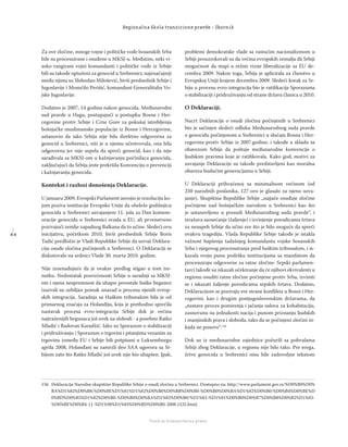 4 4
Regionalna škola tranzicione pravde - Zbornik
Fond za humanitarno pravo
Za ove zločine, mnoge vojne i političke vođe bosanskih Srba
bile su procesuirane i osuđene u MKSJ-u. Međutim, neki vi-
soko rangirani vojni komandanti i političke vođe iz Srbije
bili su takođe optuženi za genocid u Srebrenici; najznačajniji
među njima su Slobodan Milošević, bivši predsednik Srbije i
Jugoslavije i Momčilo Perišić, komandant Generalštaba Vo-
jske Jugoslavije.
Dodatno je 2007, 14 godina nakon genocida, Međunarodni
sud pravde u Hagu, postupajući u postupku Bosne i Her-
cegovine protiv Srbije i Crne Gore za pokušaj istrebljenja
bošnjačke muslimanske populacije iz Bosne i Hercegovine,
ustanovio da iako Srbija nije bila direktno odgovorna za
genocid u Srebrenici, niti je u njemu učestvovala, ona bila
odgovorna jer nije uspela da spreči genocid, kao i da nije
sarađivala sa MKSJ-om u kažnjavanju počinilaca genocida,
zaključujući da Srbija jeste prekršila Konvenciju o prevenciji
i kažnjavanju genocida.
Kontekst i razlozi donošenja Deklaracije.
U januaru 2009, Evropski Parlament usvojio je rezoluciju ko-
jom poziva institucije Evropske Unije da obeleže godišnjicu
genocida u Srebrenici usvajanjem 11. jula za Dan komem-
oracije genocida u Srebrenici svuda u EU, ali prvenstveno
pozivajući zemlje zapadnog Balkana da to učine. Sledeći ovu
inicijativu, početkom 2010, bivši predsednik Srbije Boris
Tadić predložio je Vladi Republike Srbije da usvoji Deklara-
ciju osude zločina počinjenih u Srebrenici. O Deklaraciji se
diskutovalo na sednici Vlade 30. marta 2010. godine.
Nije iznenađujuće da je ovakav predlog stigao u tom tre-
nutku. Nedostatak posvećenosti Srbije u saradnji sa MKSJ-
em i njena nespremnost da uhapsi preostale haške begunce
izazvali su ozbiljan pomak unazad u procesu njenih evrop-
skih integracija. Saradnja sa Haškim tribunalom bila je od
primarnog značaja za Holandiju, koja je prethodno sprečila
nastavak procesa evro-integracija Srbije dok je većina
najtraženijih begunaca još uvek na slobodi - a posebno Ratko
Mladić i Radovan Karadžić. Iako su Sporazum o stabilizaciji
i pridruživanju i Sporazum o trgovini i pitanjima vezanim za
trgovinu između EU i Srbije bili potpisani u Luksemburgu
aprila 2008, Holanđani su zamrzli deo SAA ugovora sa Sr-
bijom zato što Ratko Mladić još uvek nije bio uhapšen. Ipak,
problemi demokratske vlade sa rastućim nacionalizmom u
Srbiji prouzrokovali su da većina evropskih zemalja dâ Srbiji
mogućnost da stupi u režim vizne liberalizacije sa EU de-
cembra 2009. Nakon toga, Srbija je aplicirala za članstvo u
Evropskoj Uniji krajem decembra 2009. Sledeći korak za Sr-
biju u procesu evro-integracija bio je ratiﬁkacija Sporazuma
o stabilizaciji i pridruživanju od strane država članica u 2010.
O Deklaraciji.
Nacrt Deklaracije o osudi zločina počinjenih u Srebrenici
bio je sačinjen sledeći odluku Međunarodnog suda pravde
o genocidu počinjenom u Srebrenici u slučaju Bosna i Her-
cegovina protiv Srbije iz 2007.godine, i takođe u skladu sa
obavezom Srbije da poštuje međunarodne konvencije o
ljudskim pravima koje je ratiﬁkovala. Kako god, motivi za
usvajanje Deklaracije su takođe predstavljeni kao moralna
obaveza budućim generacijama u Srbiji.
U Deklaraciji prihvaćenoj sa minimalnom većinom (od
250 narodnih poslanika, 127-oro je glasalo za njeno usva-
janje), Skupština Republike Srbije „najjače osuđuje zločine
počinjene nad bošnjačkim narodom u Srebrenici kao što
je ustanovljeno u presudi Međunarodnog suda pravde“, i
izražava saosećanje (žaljenje) i izvinjenje porodicama žrtava
za neuspeh Srbije da učini sve što je bilo moguće da spreči
ovakvu tragediju. Vlada Republike Srbije takođe je istakla
važnost hapšenja tadašnjeg komandanta vojske bosanskih
Srba i njegovog procesuiranja pred haškim tribunalom, i is-
kazala svoju punu podršku institucijama sa mandatom da
procesuiraju odgovorne za ratne zločine. Srpski parlamen-
tarci takođe su iskazali očekivanje da će njihovi ekvivalenti u
regionu osuditi ratne zločine počinjene protiv Srba, izviniti
se i iskazati žaljenje porodicama srpskih žrtava. Dodatno,
Deklaracijom se pozivaju sve strane konﬂikta u Bosni i Her-
cegovini, kao i drugim postjugoslovenskim državama, da
„nastave proces pomirenja i jačanja uslova za kohabitaciju,
zasnovanu na jednakosti nacija i punom priznanju ljudskih
i manjinskih prava i sloboda, tako da se počinjeni zločini ni-
kada ne ponove“.156
Dok su iz međunarodne zajednice požurili sa pohvalama
Srbiji zbog Deklaracije, u regionu nije bilo tako. Pre svega,
žrtve genocida u Srebrenici nisu bile zadovoljne tekstom
156 Deklaracija Narodne skupštine Republike Srbije o osudi zločina u Srebrenici. Dostupno na: http://www.parlament.gov.rs/%D0%B0%D0%
BA%D1%82%D0%B8/%D0%BE%D1%81%D1%82%D0%B0%D0%BB%D0%B0-%D0%B0%D0%BA%D1%82%D0%B0/%D0%B4%D0%BE%D
0%BD%D0%B5%D1%82%D0%B0-%D0%B0%D0%BA%D1%82%D0%B0/%D1%83-%D1%81%D0%B0%D0%B7%D0%B8%D0%B2%D1%83-
%D0%BE%D0%B4-11-%D1%98%D1%83%D0%BD%D0%B0-2008.1535.html.
 