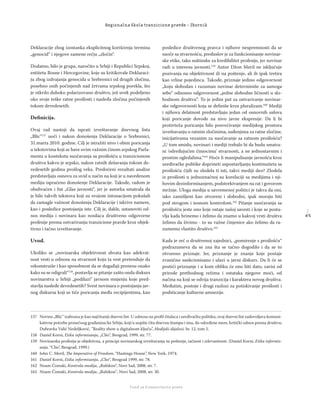 4 5
Regionalna škola tranzicione pravde - Zbornik
Fond za humanitarno pravo
Deklaracije zbog izostanka eksplicitnog korišćenja termina
„genocid“ i njegove zamene rečju „zločin“.
Dodatno, bilo je grupa, naročito u Srbiji i Republici Srpskoj,
entitetu Bosne i Hercegovine, koje su kritikovale Deklaraci-
ju zbog izdvajanja genocida u Srebrenici od drugih zločina,
posebno onih počinjenih nad žrtvama srpskog porekla, što
je otkrilo duboko polarizovano društvo, još uvek podeljeno
oko svoje teške ratne prošlosti i nasleđa zločina počinjenih
tokom devedesetih.
Deﬁnicija.
Ovaj rad nastoji da isprati izveštavanje dnevnog lista
„Blic“157
uoči i nakon donošenja Deklaracije o Srebrenici,
31.marta 2010. godine. Cilj je istražiti nivo i obim poricanja
u tekstovima koji se bave ovim važnim činom srpskog Parla-
menta u kontekstu suočavanja sa prošlošću u tranzicionom
društvu kakvo je srpsko, nakon ratnih dešavanja tokom de-
vedesetih godina prošlog veka. Predočeni rezultati analize
predstavljaju osnovu za uvid u način na koji je u navedenom
mediju ispraćeno donošenje Deklaracije. Takođe, radom je
obuhvaćen i list „Glas javnosti“, jer je autorka smatrala da
je bilo takvih tekstova koji su svojom intonacijom pokušali
da zamagle važnost donošenja Deklaracije i iskrive namere,
kao i posledice postojanja iste. Cilj je, dakle, ustanoviti od-
nos medija i novinara kao nosilaca društveno odgovorne
profesije prema ostvarivanju tranzicione pravde kroz objek-
tivno i tačno izveštavanje.
Uvod.
Ukoliko se „novinarska objektivnost shvata kao adekvat-
nost vesti u odnosu na stvarnost koju ta vest pretenduje da
rekonstruiše i kao sposobnost da se događaji prenesu onako
kako su se odigrali“158
, postavlja se pitanje zašto onda diskurs
novinarstva u Srbiji „podilazi“ javnom mnjenju koje pred-
stavlja nasleđe devedesetih? Svest novinara o postojanju jav-
nog diskursa koji se tiče poricanja među recipijentima, kao
posledice društvenog pravca i njihove nespremnosti da se
suoče sa stvarnošću, preduslov je za funkcionisanje novinar-
ske etike, tako suštinske za kredibilitet profesije, jer novinar
radi u interesu javnosti.159
Autor Džon Meril ne isključuje
pozivanja na objektivnost ili na poštenje, ali ih ipak tretira
kao vrline pojedinca. Takođe, priznaje jedino odgovornost
„koju slobodan i razuman novinar determiniše za samoga
sebe“ odnosno odgovornost „jedne slobodne ličnosti u slo-
bodnom društvu“. To je jedini put za ostvarivanje novinar-
ske odgovornosti koja se deﬁniše kroz pluralizam.160
Mediji
i njihova delatnost predstavljaju jedan od osnovnih uslova
koji poricanje dovode na nivo javne ekspresije. Da li bi
protivteža poricanju bilo posvećivanje medijskog prostora
izveštavanju o ratnim zločinima, suđenjima za ratne zločine,
inicijativama vezanim za suočavanje sa ratnom prošlošću?
„U tom smislu, novinari i mediji trebalo bi da budu smatra-
ni ‘određujućim činiocima’ stvarnosti, a ne jednostavnim i
prostim ogledalima.“161
Hoće li manipulisanje javnošću kroz
uređivačke politike doprineti uspostavljanju kontinuiteta sa
prošlošću čijih su zlodela ti isti, takvi mediji deo? Zlodela
iz prošlosti u jednoznačnoj su korelaciji sa medijima i nji-
hovim dezinformisanjem, podstrekivanjem na rat i govorom
mržnje. Uloga medija u savremenoj politici je takva da oni,
iako zamišljeni kao otvoreni i slobodni, ipak moraju biti
pod strogom i tesnom kontrolom.162
Pitanje suočavanja sa
prošlošću jeste ono koje ostaje našoj savesti i koje se posta-
vlja kada brinemo i želimo da znamo u kakvoj vrsti društva
želimo da živimo - to su važne činjenice ako želimo da ra-
zumemo vlastito društvo.163
Kada je reč o društvenoj zajednici, „pomirenje s prošlošću“
podrazumeva da se zna šta se tačno dogodilo i da se to
otvoreno priznaje. Jer, priznanje je znanje koje postaje
zvanično sankcionisano i ulazi u javni diskurs. Da li će se
postići priznanje i u kom obliku će ono biti dato, zavisi od
prirode prethodnog režima i ostataka njegove moći, od
načina na koji se odvija tranzicija i karaktera novog društva.
Međutim, postoje i drugi razlozi za potiskivanje prošlosti i
podsticanje kulturne amnezije.
157 Novina „Blic“ izabrana je kao najčitaniji dnevni list. U odnosu na proﬁl čitalaca i uređivačku politiku, ovaj dnevni list zadovoljava komuni-
kativne potrebe prosečnog građanina/ke Srbije, koji/a uopšte čita dnevnu štampu i ima, do određene mere, kritički odnos prema društvu;
Dubravka Valić Nedeljković, ”Reality show u digitalnom ključu”, Medijski dijalozi, br. 12, tom 5.
158 Daniel Korni, Etika informisanja, „Clio“, Beograd, 1999, str. 77.
159 Novinarska profesija je objektivna, a principi novinarskog izveštavanja su poštenje, tačnost i relevantnost. (Daniel Korni, Etika informis-
anja, “Clio”, Beograd, 1999.)
160 John C. Meril, The Imperative of Freedom, “Hastings House”, New York, 1974.
161 Daniel Korni, Etika informisanja, „Clio“, Beograd 1999, str. 78.
162 Noam Čomski, Kontrola medija, „Rubikon“, Novi Sad, 2008, str. 7.
163 Noam Čomski, Kontrola medija, „Rubikon“, Novi Sad, 2008, str. 30.
 