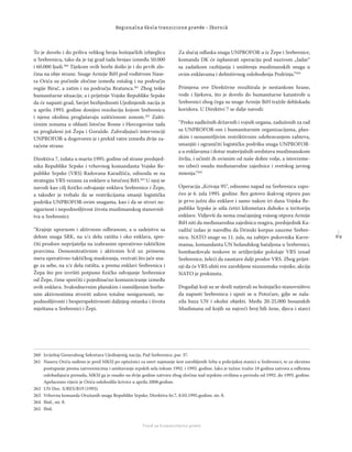 6 9
Regionalna škola tranzicione pravde - Zbornik
Fond za humanitarno pravo
To je dovelo i do priliva velikog broja bošnjačkih izbjeglica
u Srebrenicu, tako da je taj grad tada brojao između 50.000
i 60.000 ljudi.260
Tijekom ovih borbi došlo je i do prvih zlo-
čina na obje strane. Snage Armije BiH pod vođstvom Nase-
ra Orića su počinile zločine između ostalog i na području
regije Birač, a zatim i na području Bratunca.261
Zbog teške
humanitarne situacije, a i prijetnje Vojske Republike Srpske
da će napasti grad, Savjet bezbjednosti Ujedinjenih nacija je
u aprilu 1993. godine donijeo rezoluciju kojom Srebrenicu
i njenu okolinu proglašavaju zaštićenom zonom.262
Zašti-
ćenim zonama u oblasti Istočne Bosne i Hercegovine tada
su proglašeni još Žepa i Goražde. Zahvaljujući intervenciji
UNPROFOR-a dogovoren je i prekid vatre između dvije za-
raćene strane.
Direktiva 7, izdata u martu 1995. godine od strane predsjed-
nika Republike Srpske i vrhovnog komandanta Vojske Re-
publike Srpske (VRS) Radovana Karadžića, odnosila se na
strategiju VRS vezanu za enklave u Istočnoj BiH.263
U njoj se
navodi kao cilj ﬁzičko odvajanje enklava Srebrenice i Žepe,
a također je trebalo da se restrikcijama smanji logistička
podrška UNPROFOR-ovim snagama, kao i da se stvori ne-
sigurnost i nepodnošljivost života muslimanskog stanovniš-
tva u Srebrenici:
‘’Krajnje upornom i aktivnom odbranom, a u sadejstvu sa
delom snaga SRK, na s/z delu ratišta i oko enklava, spre-
čiti prodore neprijatelja na izabranim operativno-taktičkim
pravcima. Demonstrativnim i aktivnim b/d uz primenu
mera operativno-taktičkog maskiranja, vezivati što jače sna-
ge za sebe, na s/z delu ratišta, a prema enklavi Srebrenica i
Žepa što pre izvršiti potpuno ﬁzičko odvajanje Srebrenice
od Žepe, čime sprečiti i pojedinačno komuniciranje između
ovih enklava. Svakodnevnim planskim i osmišljenim borbe-
nim aktivnostima stvoriti uslove totalne nesigurnosti, ne-
podnošljivosti i besperspektivnosti daljnjeg ostanka i života
mještana u Srebrenici i Žepi.
Za slučaj odlaska snaga UNPROFOR-a iz Žepe i Srebrenice,
komanda DK će isplanirati operaciju pod nazivom „Jadar“
sa zadatkom razbijanja i uništenja muslimanskih snaga u
ovim enklavama i deﬁnitivnog oslobođenja Podrinja.’’264
Primjena ove Direktivne rezultirala je nestankom hrane,
vode i lijekova, što je dovelo do humanitarne katastrofe u
Srebrenici zbog čega su snage Armije BiH tražile deblokadu
koridora. U Direktivi 7 se dalje navodi:
‘’Preko nadležnih državnih i vojnih organa, zaduženih za rad
sa UNPROFOR-om i humanitarnim organizacijama, plan-
skim i nenametljivim restriktivnim odobravanjem zahteva,
smanjiti i ograničiti logističku podršku snaga UNPROFOR-
a u enklavama i dotur materijalnih sredstava muslimanskom
življu, i učiniti ih ovisnim od naše dobre volje, a istovreme-
no izbeći osudu međunarodne zajednice i svetskog javnog
mnenja.’’265
Operacija „Krivaja 95“, odnosno napad na Srebrenicu zapo-
čeo je 6. jula 1995. godine. Bez gotovo ikakvog otpora pao
je prvo južni dio enklave i samo nakon tri dana Vojska Re-
publike Srpske je ušla četiri kilometara duboko u teritoriju
enklave. Vidjevši da nema značajnijeg vojnog otpora Armije
BiH niti da međunarodna zajednica reagira, predsjednik Ka-
radžić izdao je naredbu da Drinski korpus zauzme Srebre-
nicu. NATO snage su 11. jula, na zahtjev pukovnika Karre-
mansa, komandanta UN holandskog bataljona u Srebrenici,
bombardovale tenkove te artiljerijske položaje VRS iznad
Srebrenice, želeći da zaustave dalji prodor VRS. Zbog prijet-
nji da će VRS ubiti sve zarobljene nizozemske vojnike, akcija
NATO je prekinuta.
Događaji koji su se desili natjerali su bošnjačko stanovništvo
da napusti Srebrenicu i uputi se u Potočare, gdje se nala-
zila baza UN i okolni objekti. Među 20-25.000 bosanskih
Muslimana od kojih su najveći broj bili žene, djeca i starci
260 Izvještaj Generalnog Sekretara Ujedinjenig nacija, Pad Srebrenice, par. 37.
261 Naseru Oriću suđeno je pred MKSJ po optužnici za smrt najmanje šest zarobljenih Srba u policijskoj stanici u Srebrenici, te za okrutno
postupanje prema zatvorenicima i uništavanje srpskih sela tokom 1992. i 1993. godine. Iako je tužioc tražio 18 godina zatvora a odbrana
oslobađajuću presudu, MKSJ ga je osudio na dvije godine zatvora zbog zločina nad srpskim civilima u periodu od 1992. do 1993. godine.
Apelaciono vijeće je Orića oslobodilo krivice u aprilu 2008.godine.
262 UN Doc. S/RES/B19 (1993).
263 Vrhovna komanda Oružanih snaga Republike Srpske, Direktiva br.7, 8.03.1995.godine, str. 8.
264 Ibid., str. 8.
265 Ibid.
 