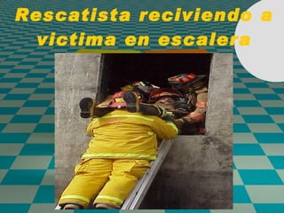 Rescatista reciviendo a victima en escalera 